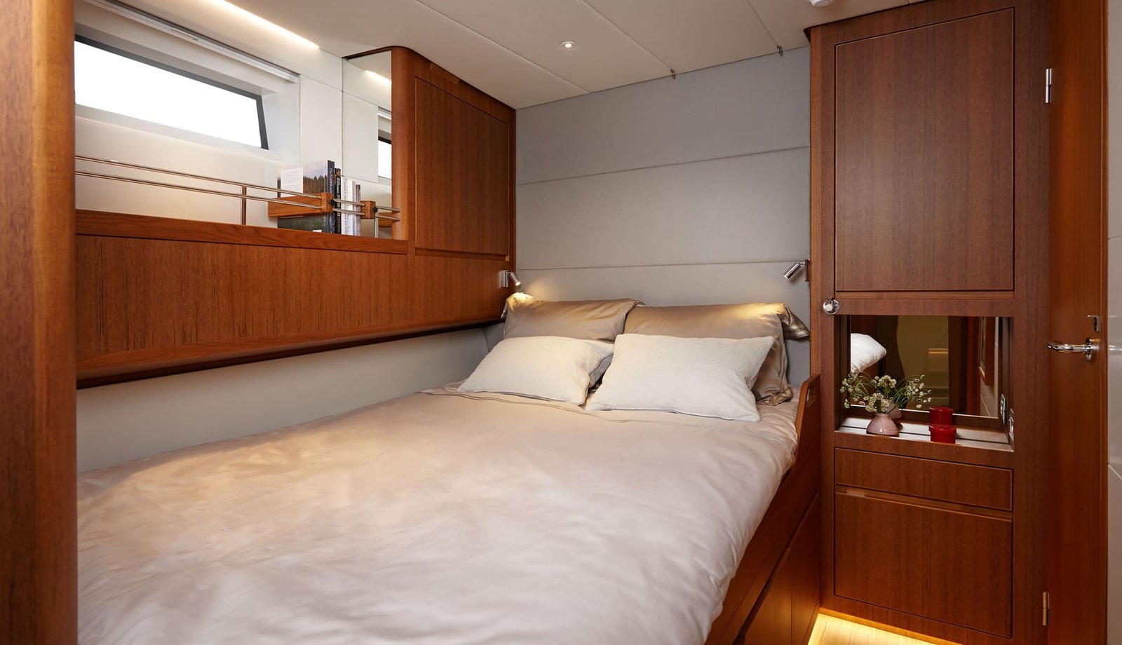 Contest 85CS, slaapkamer met bed en kasten