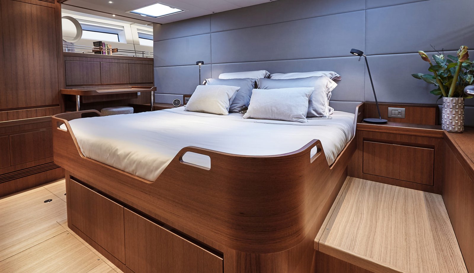 Contest 85CS, slaapkamer met houten bed