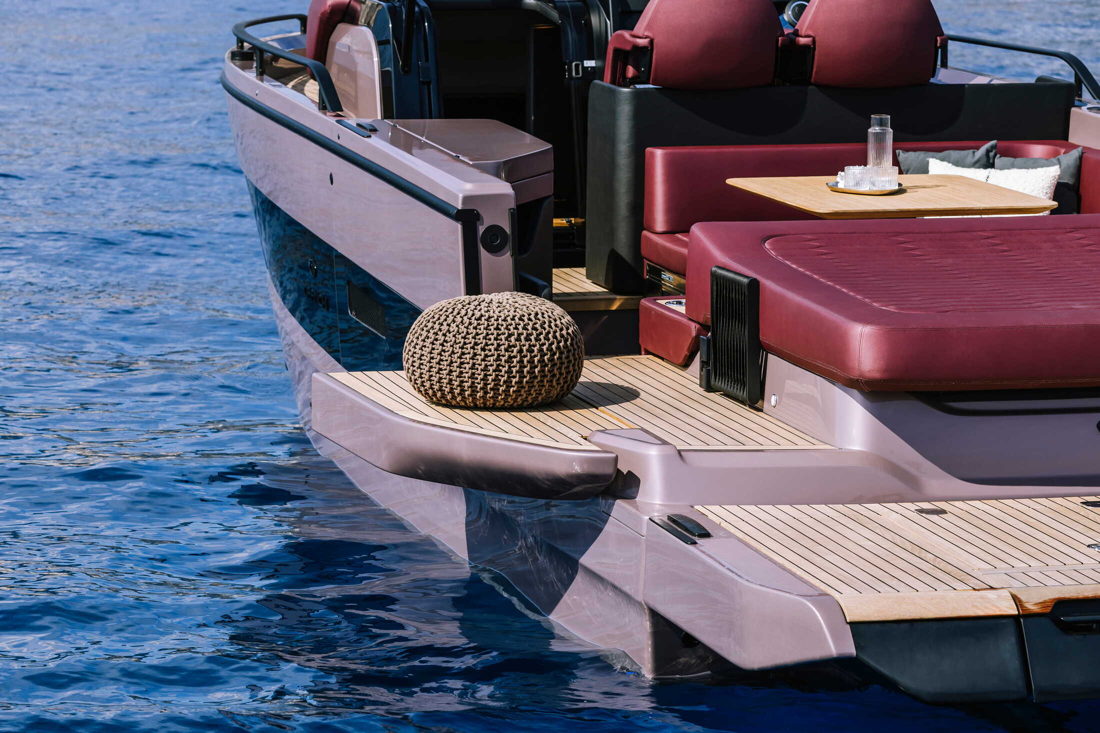 Cranchi A32 Luxury Tender, achterdek met loungezitjes en tafel