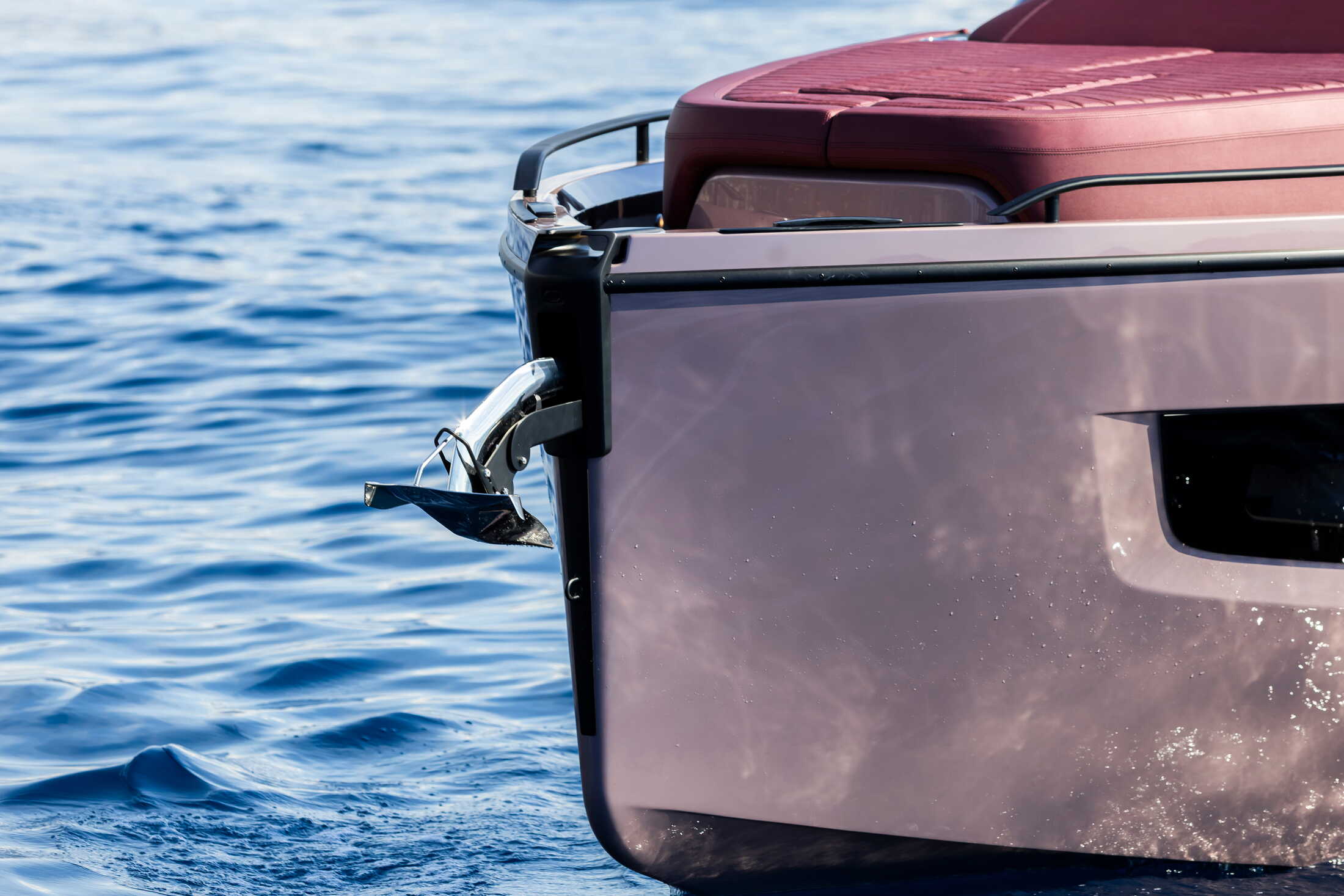 Cranchi A32 Luxury Tender, achterkant boot op water