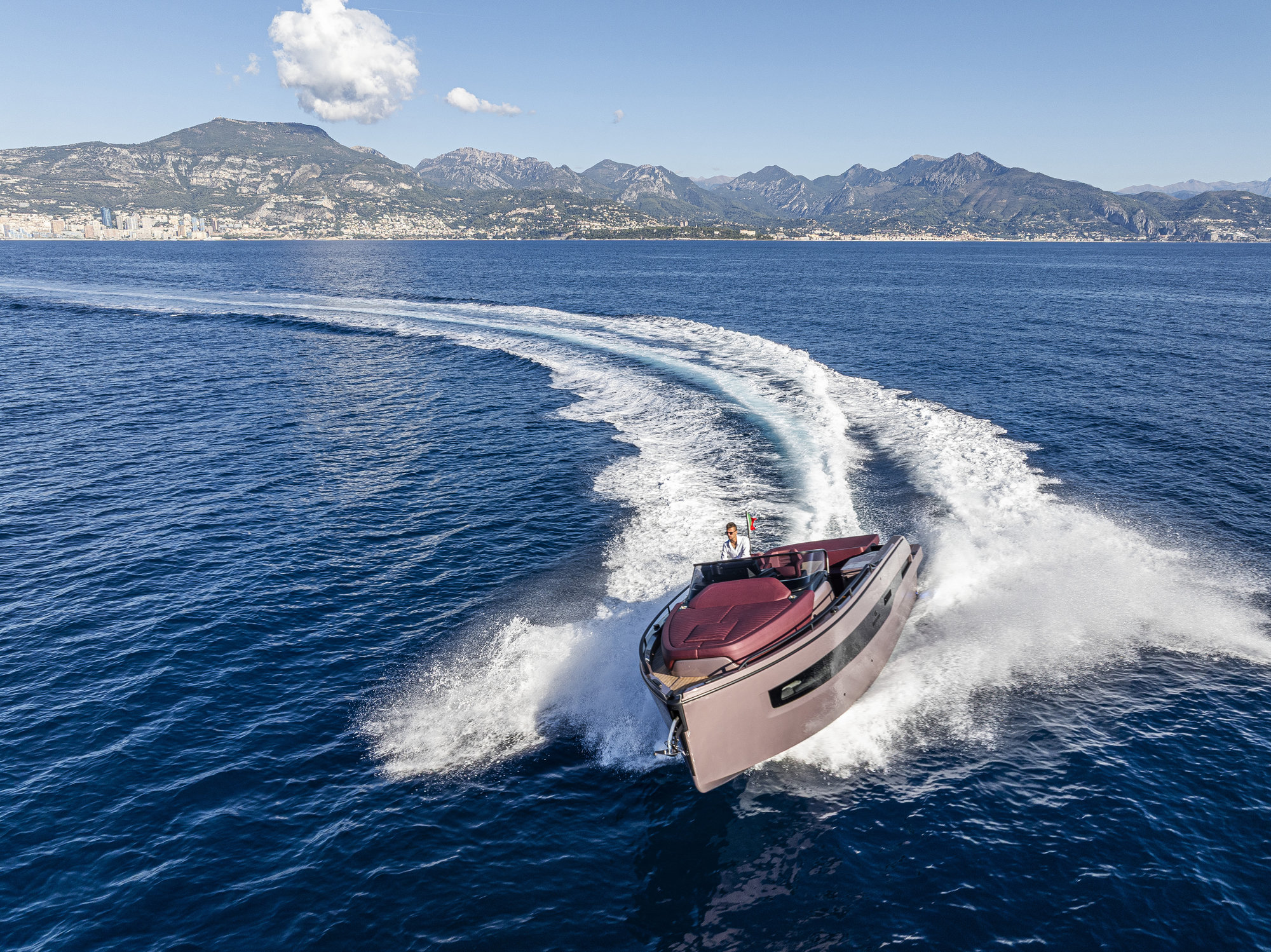 Cranchi A32 Luxury Tender, boot vaart snel over zee