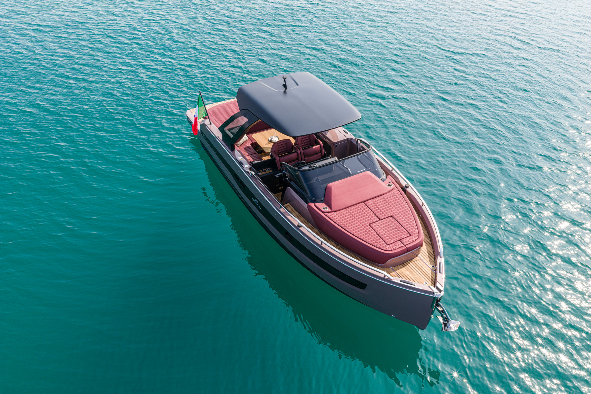 Cranchi A32 Luxury Tender, boot van bovenaf gefotografeerd op zee