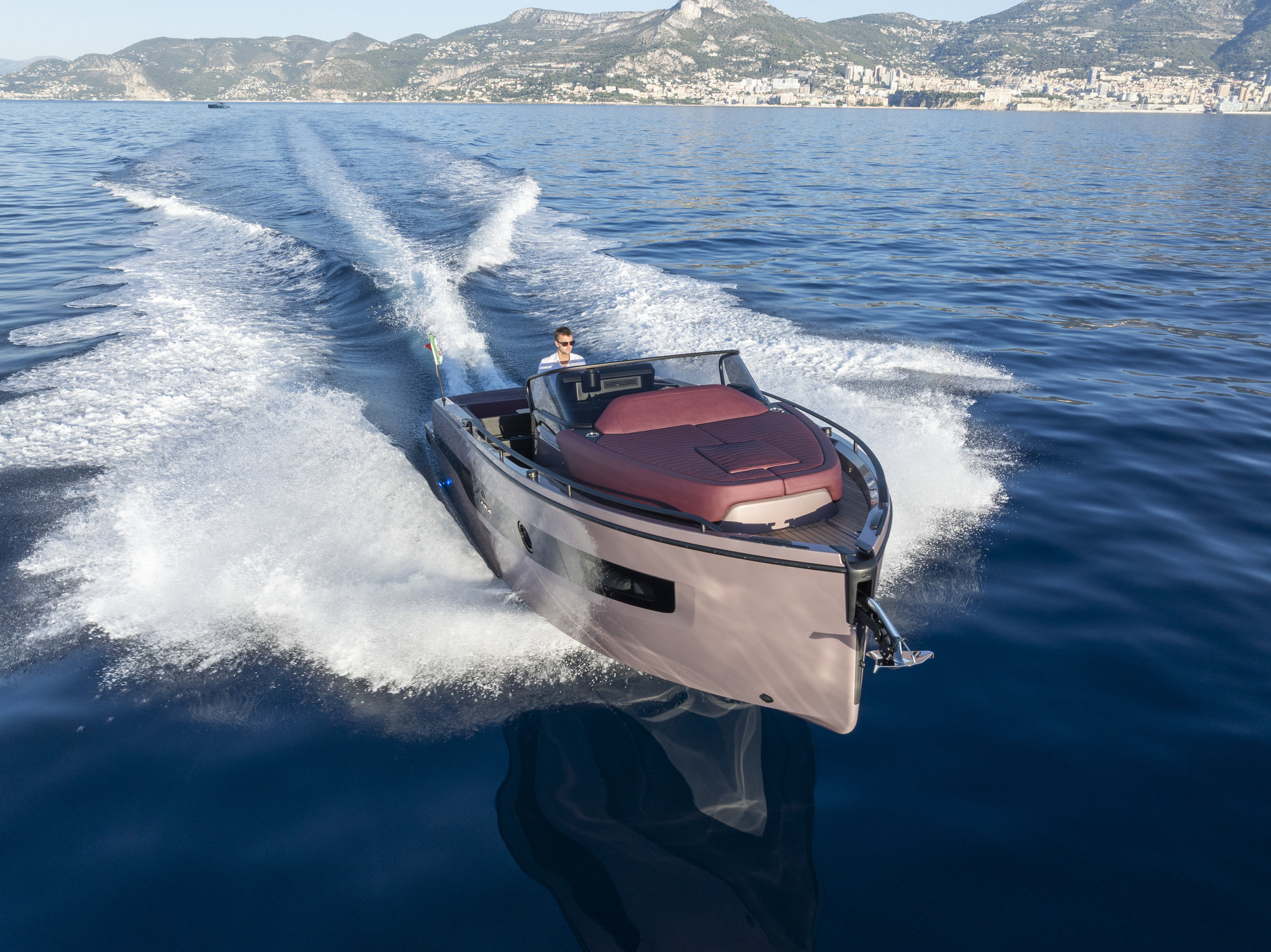 Cranchi A32 Luxury Tender, boot varend met kielzog