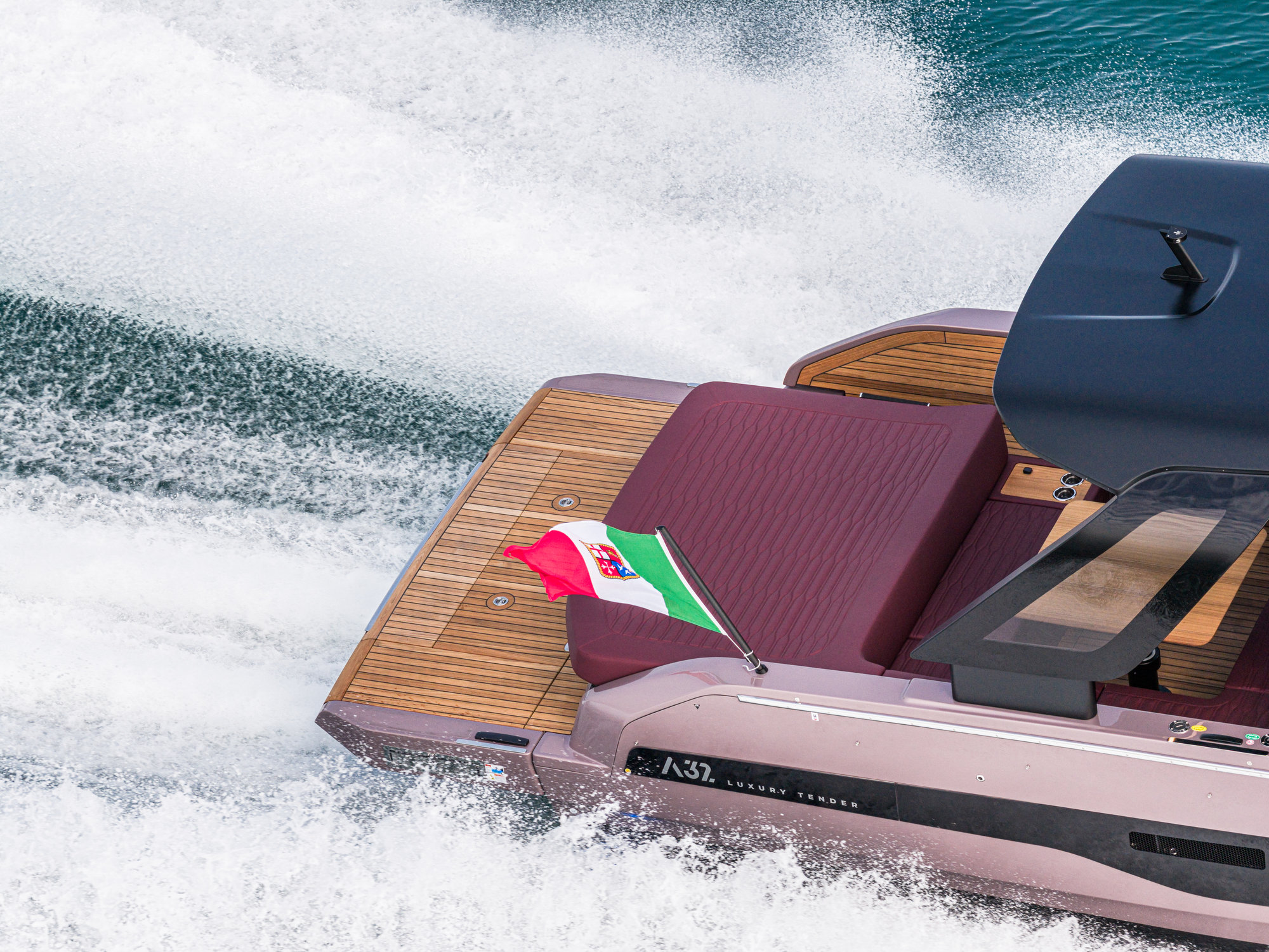 Cranchi A32 Luxury Tender, boot varend met waterspoor