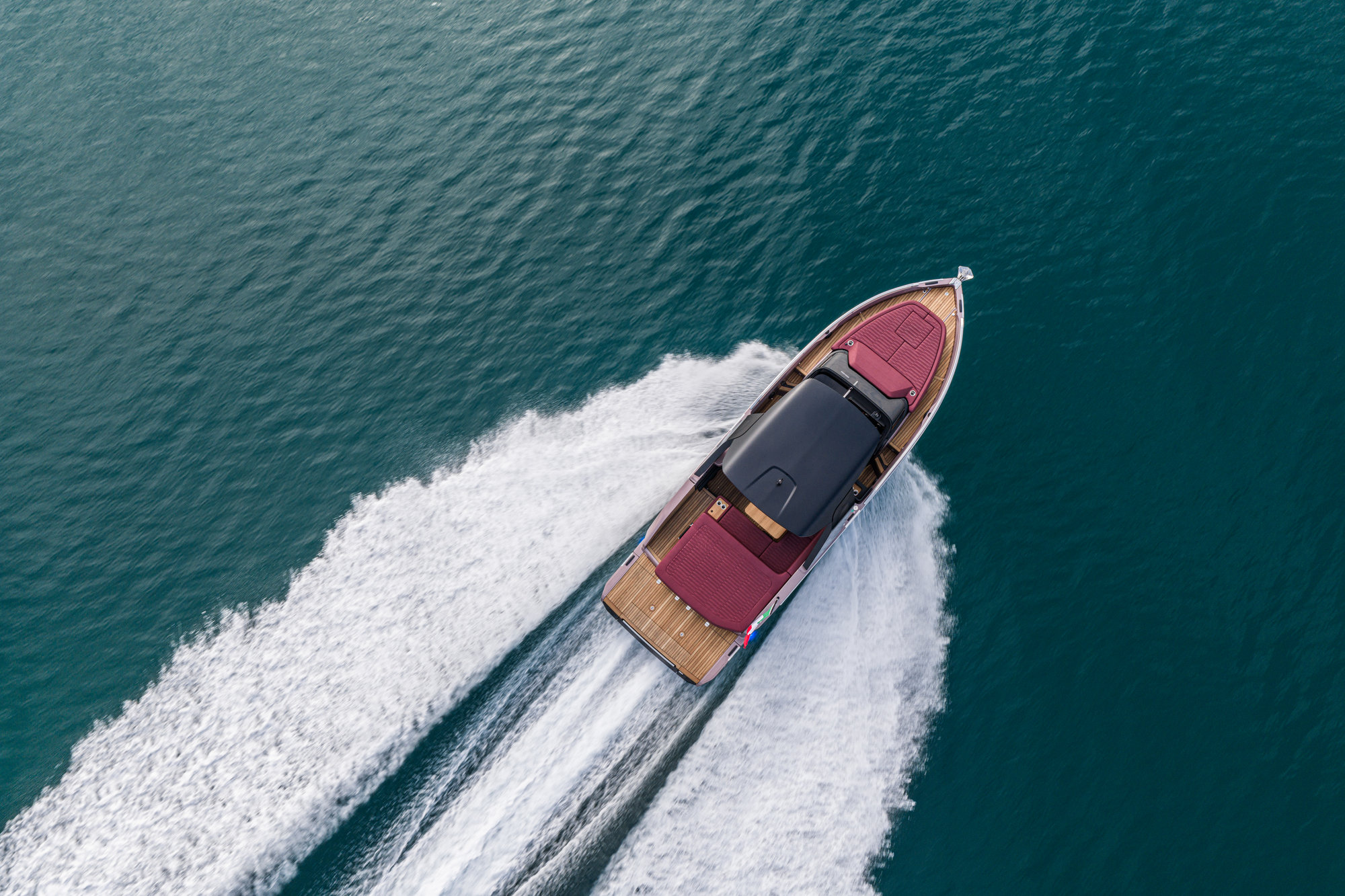 Cranchi A32 Luxury Tender, boot varend op zee vanuit vogelperspectief