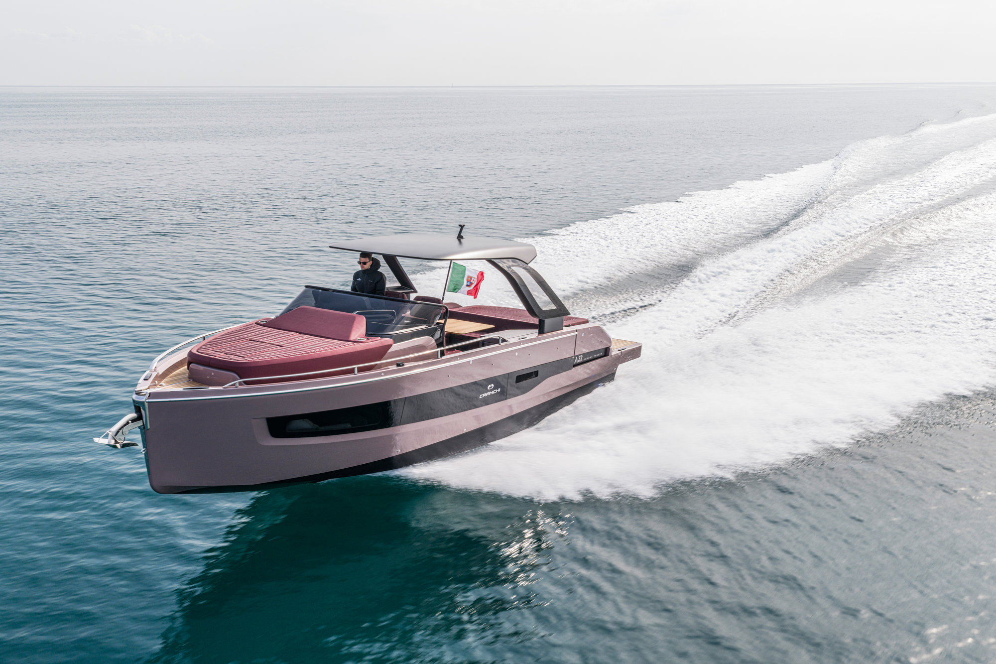 Cranchi A32 Luxury Tender, boot varend op zee
