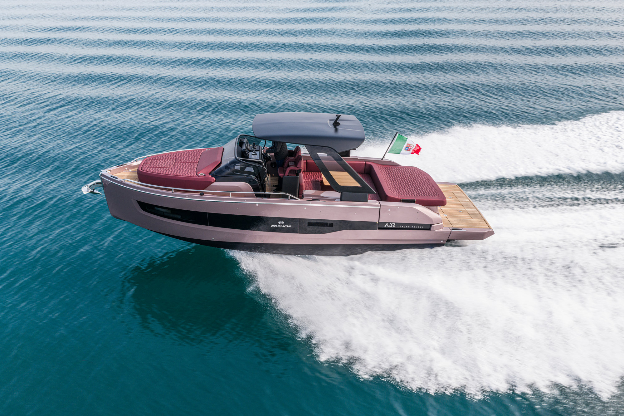 Cranchi A32 Luxury Tender, boot varend op zee