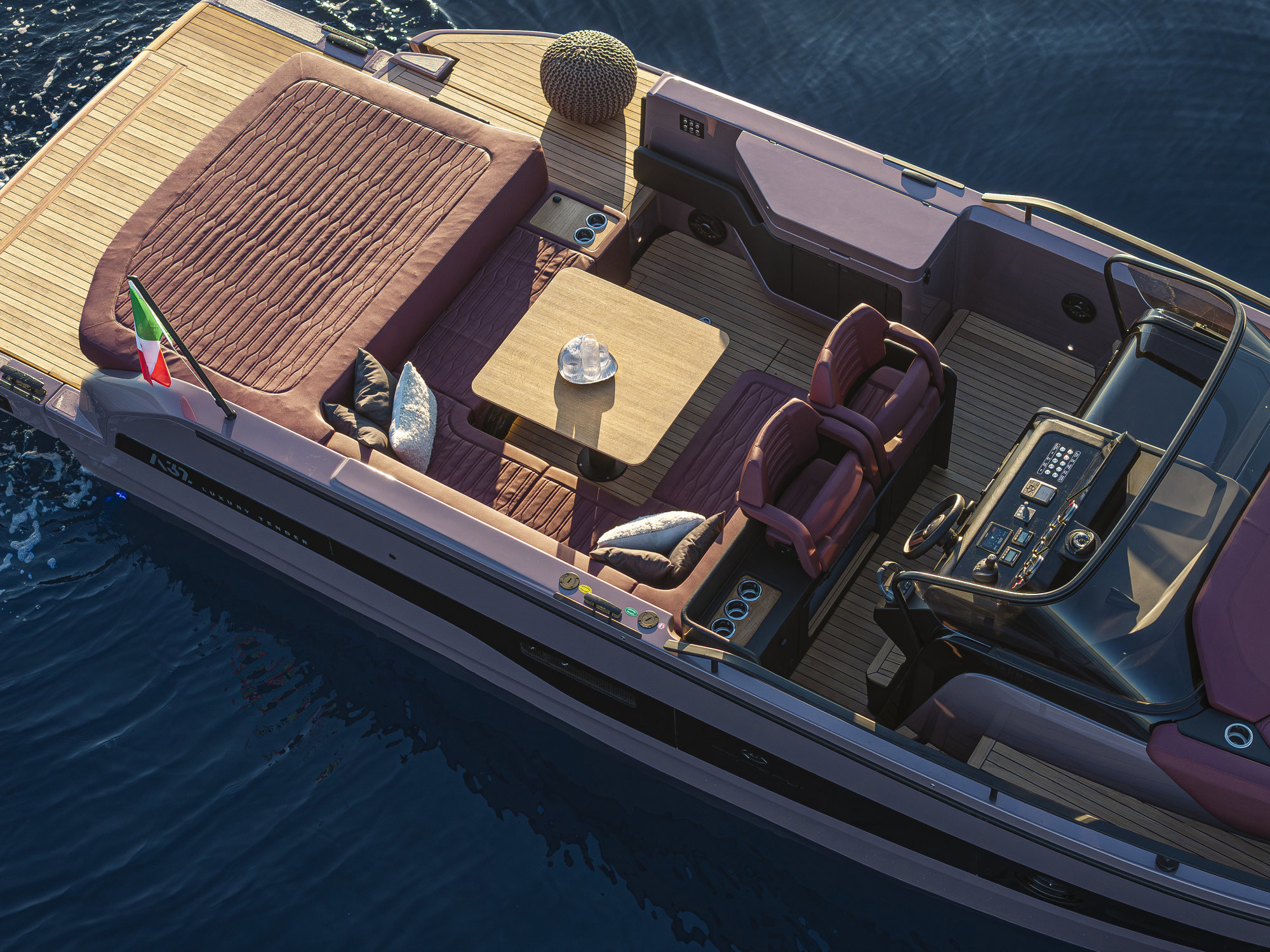 Cranchi A32 Luxury Tender, cockpit met zitbank en tafel