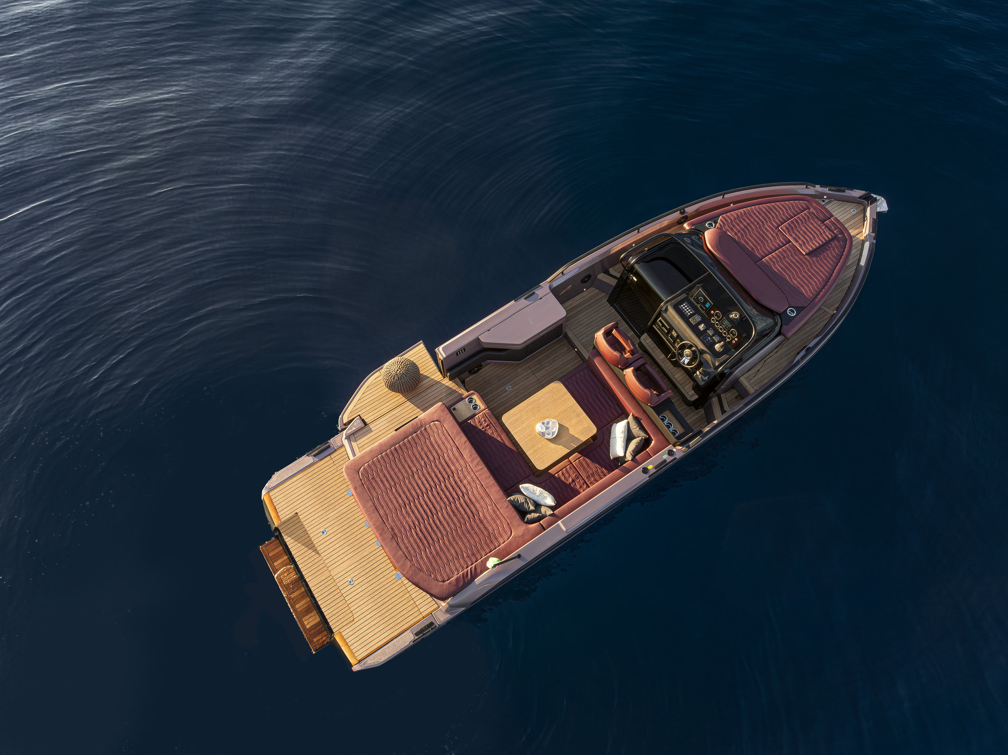 Cranchi A32 Luxury Tender, luchtfoto boot met loungebank op water