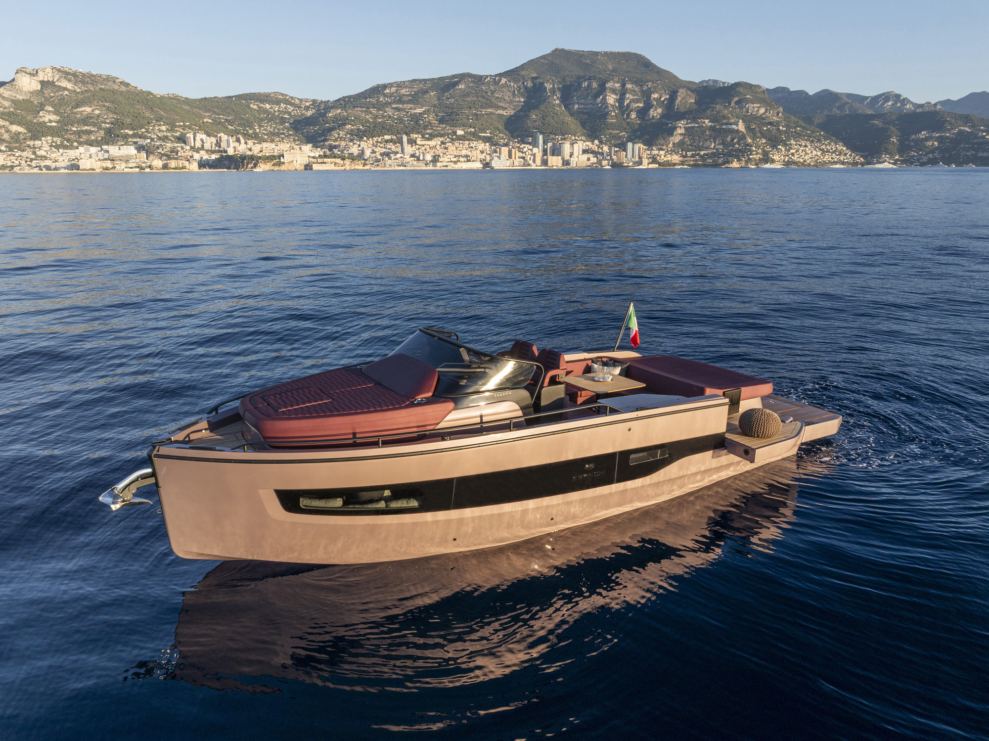 Cranchi A32 Luxury Tender, motorboot op zee met kustlijn