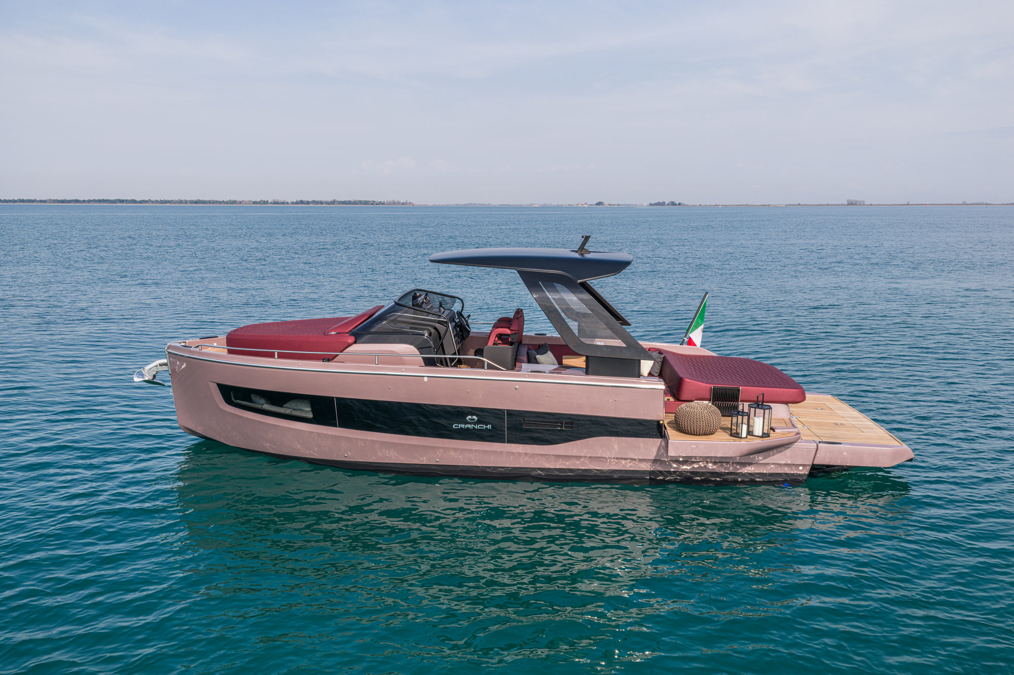 Cranchi A32 Luxury Tender, motorboot op zee met zonnedek
