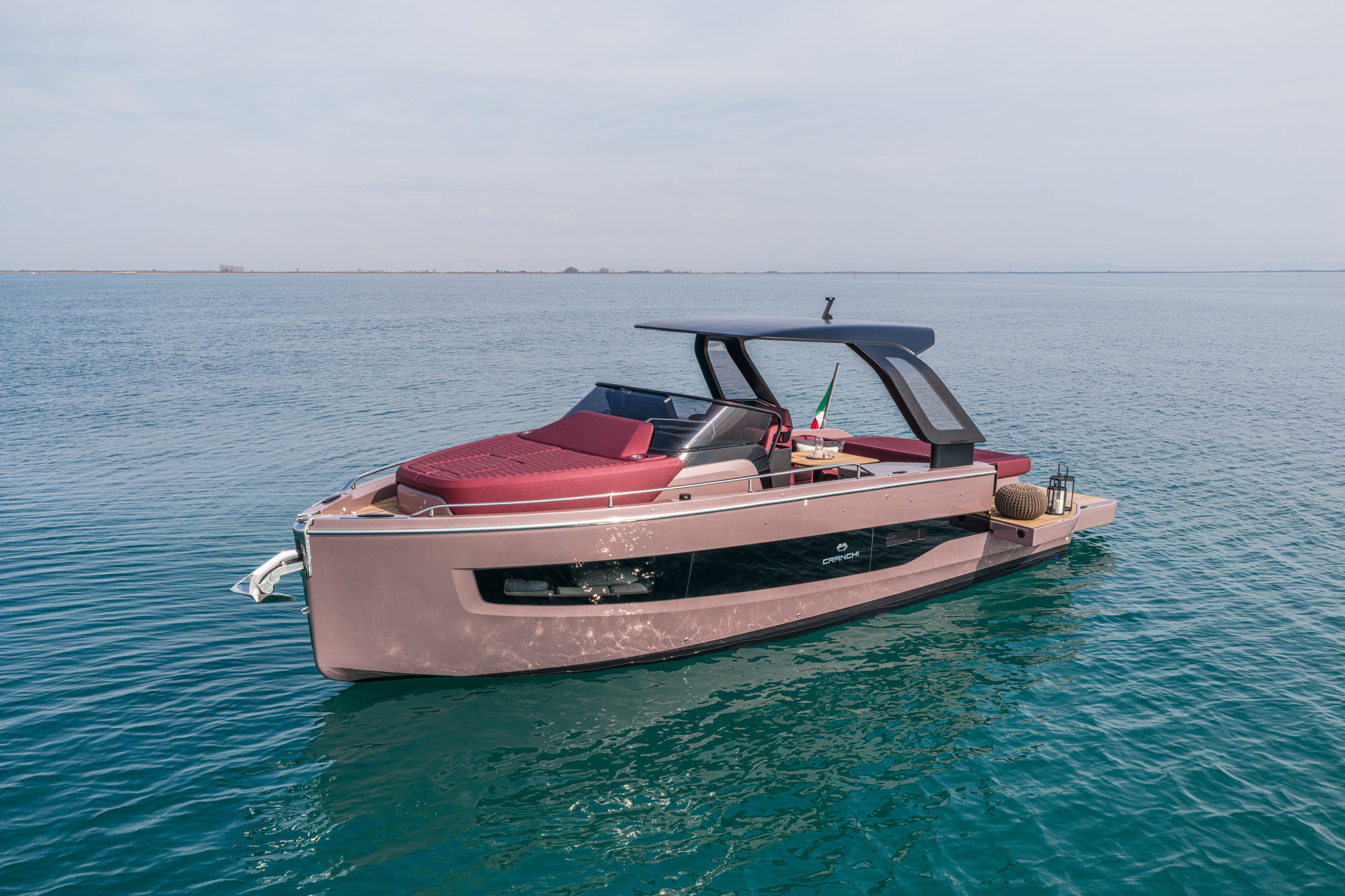Cranchi A32 Luxury Tender, roze motorboot op zee