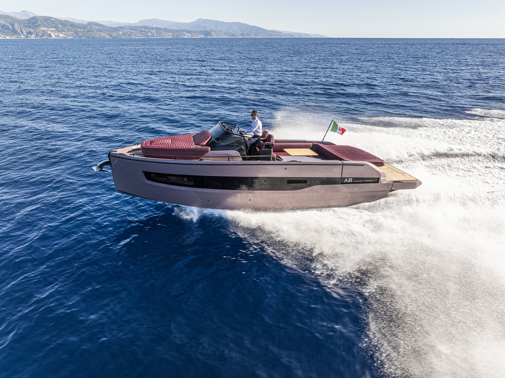 Cranchi A32 Luxury Tender, speedboot vaart snel over zee