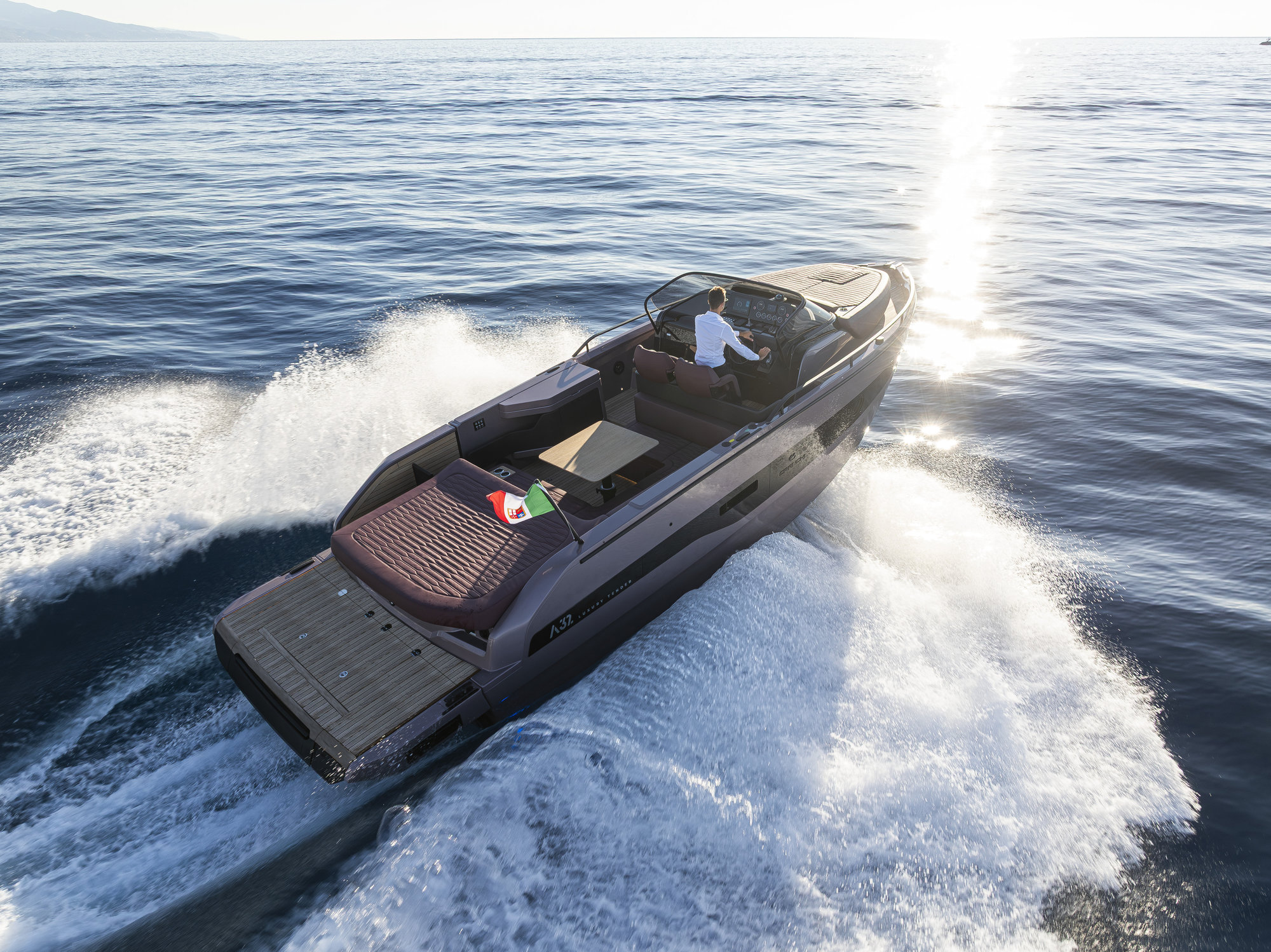 Cranchi A32 Luxury Tender, speedboot varend met golven