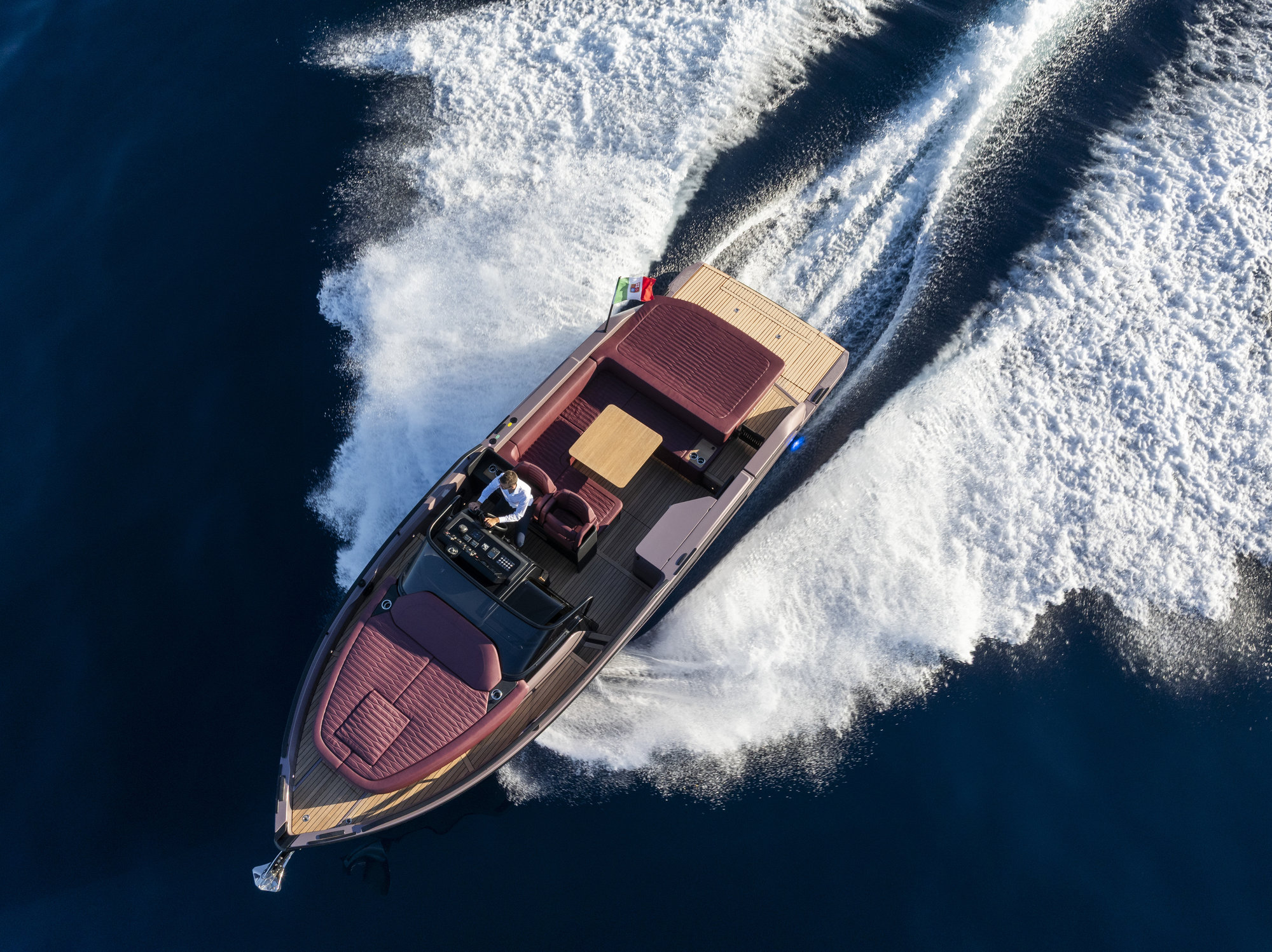 Cranchi A32 Luxury Tender, speedboot varend met schuimspoor