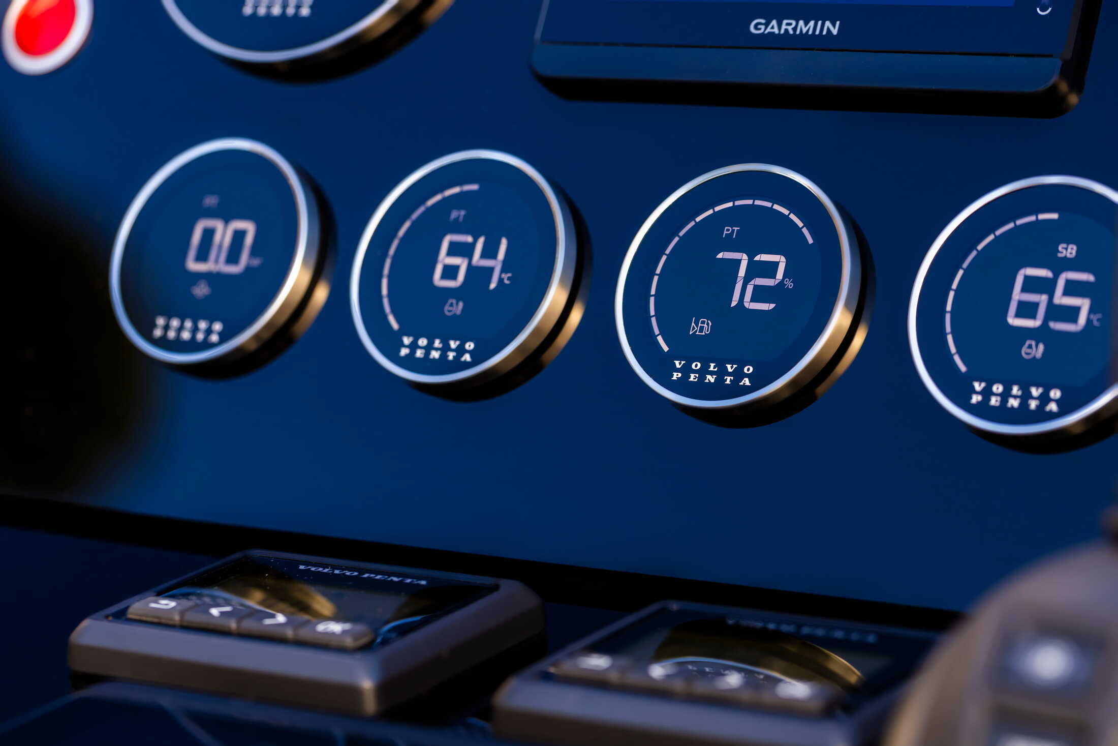 Cranchi A32 Luxury Tender, dashboard met motorinstrumenten en schermen