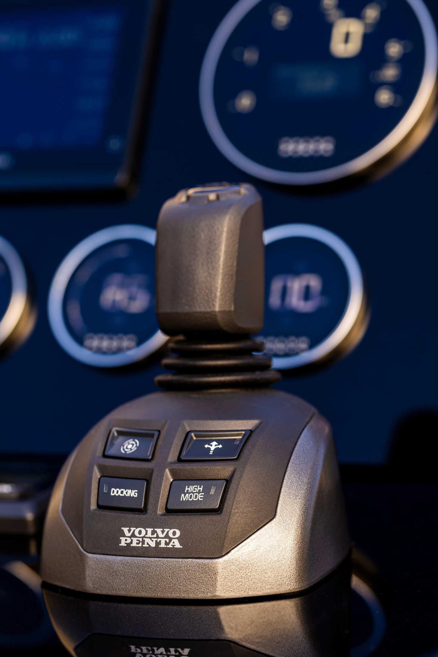 Cranchi A32 Luxury Tender, joystick bediening met dashboard