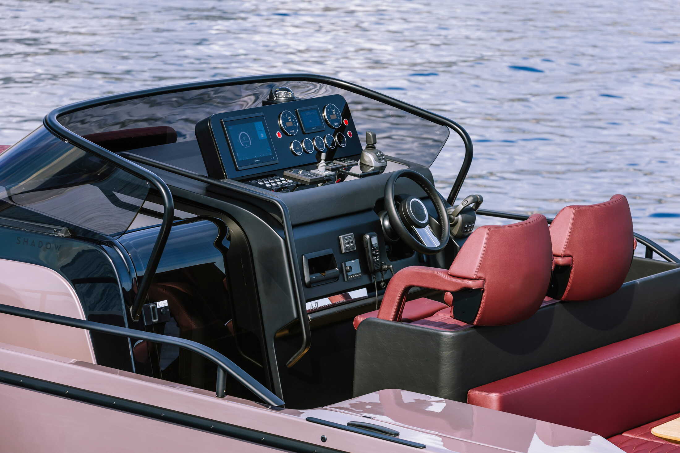 Cranchi A32 Luxury Tender, stuurstand met dashboard en stoelen