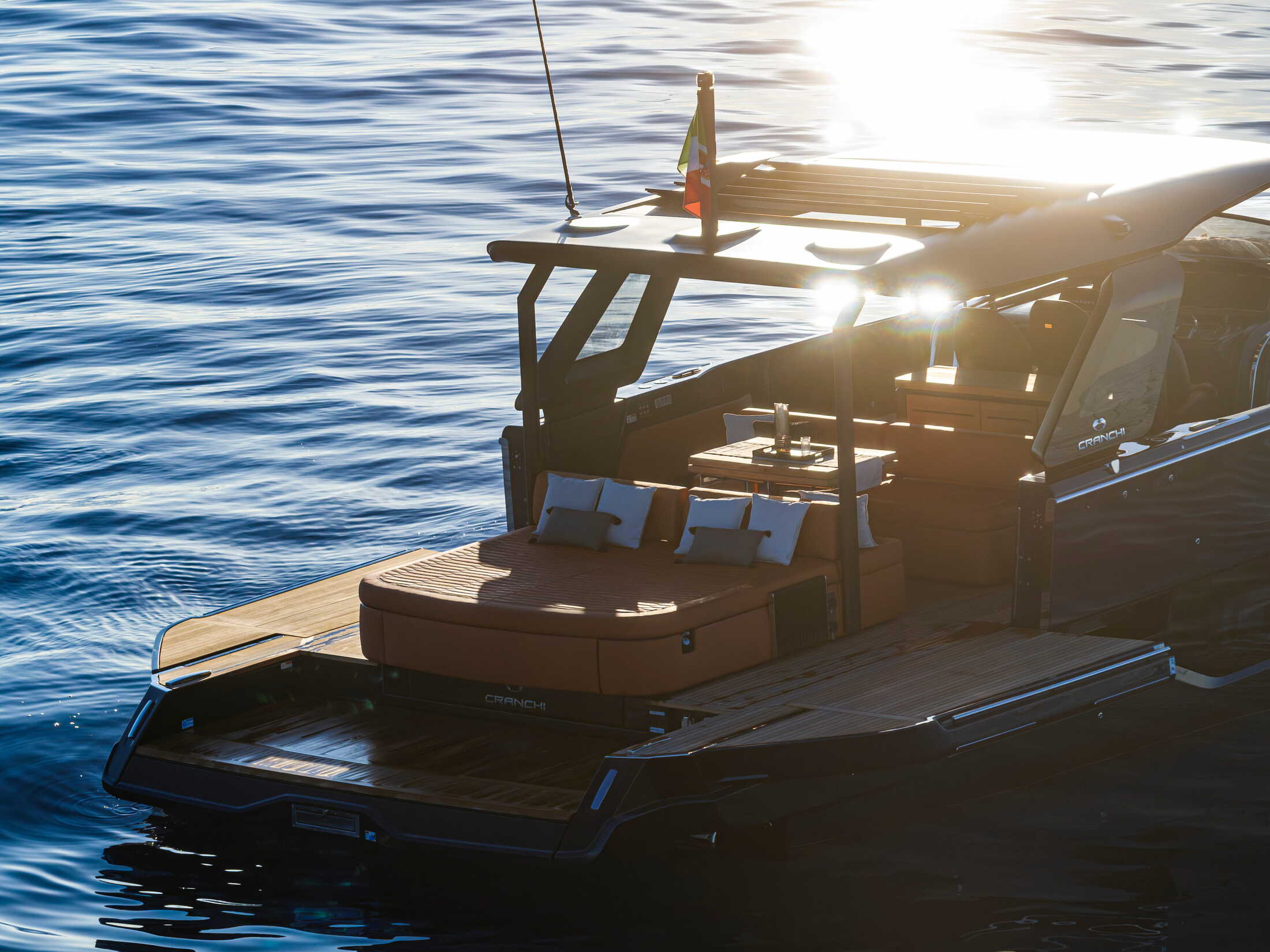 Cranchi A46 Luxury Tender, achterdek boot met loungebank