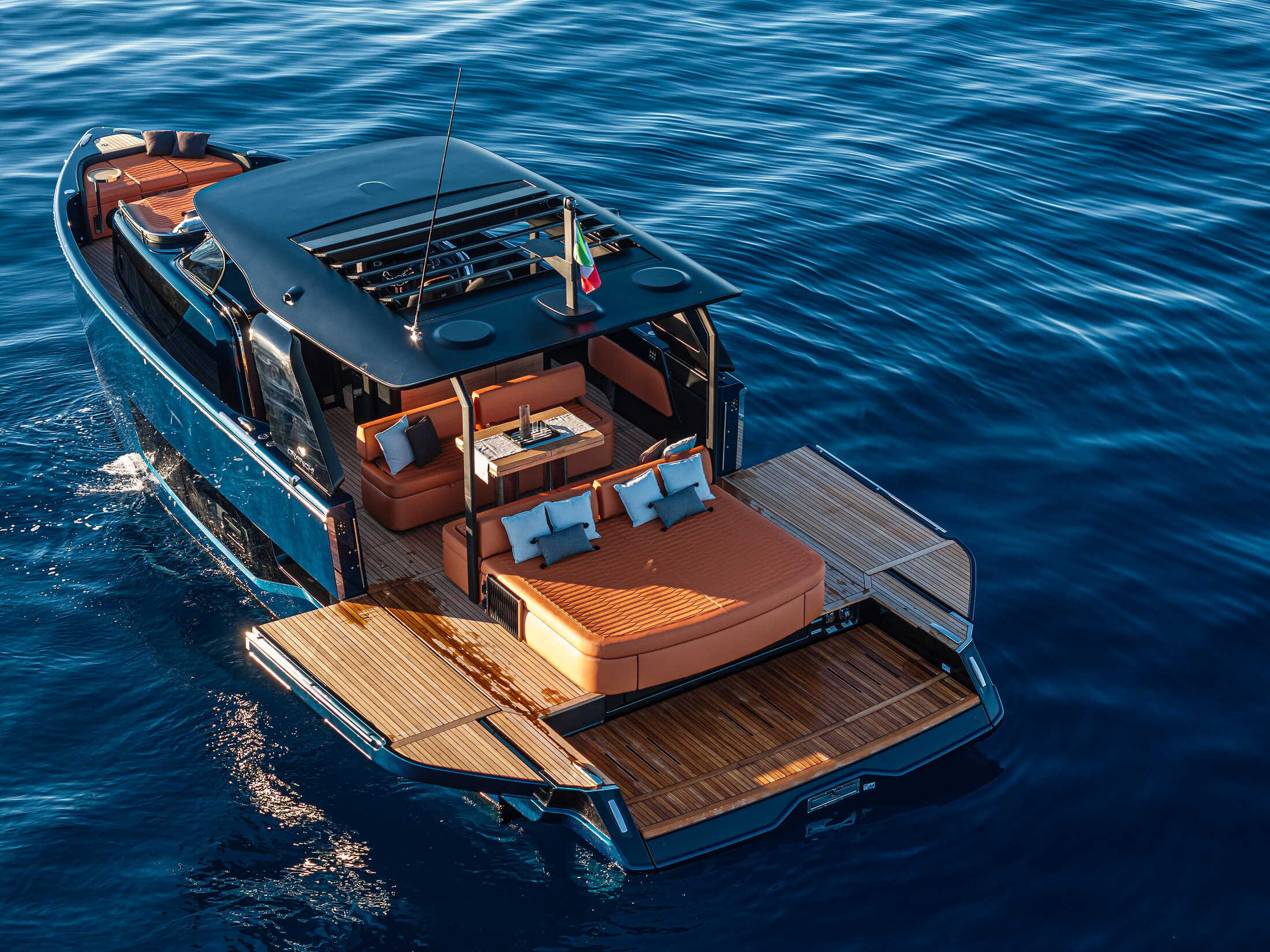 Cranchi A46 Luxury Tender, achterdek met loungebank en zwemplatform