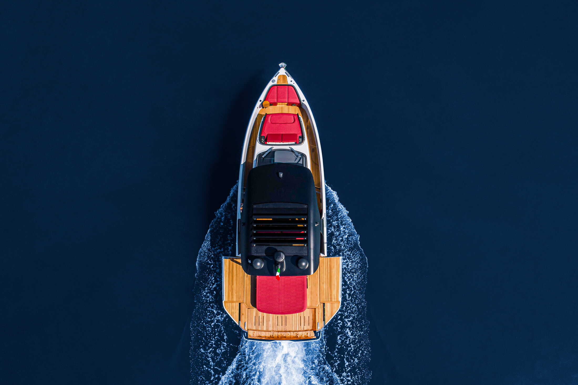 Cranchi A46 Luxury Tender, boot vanuit de lucht varend