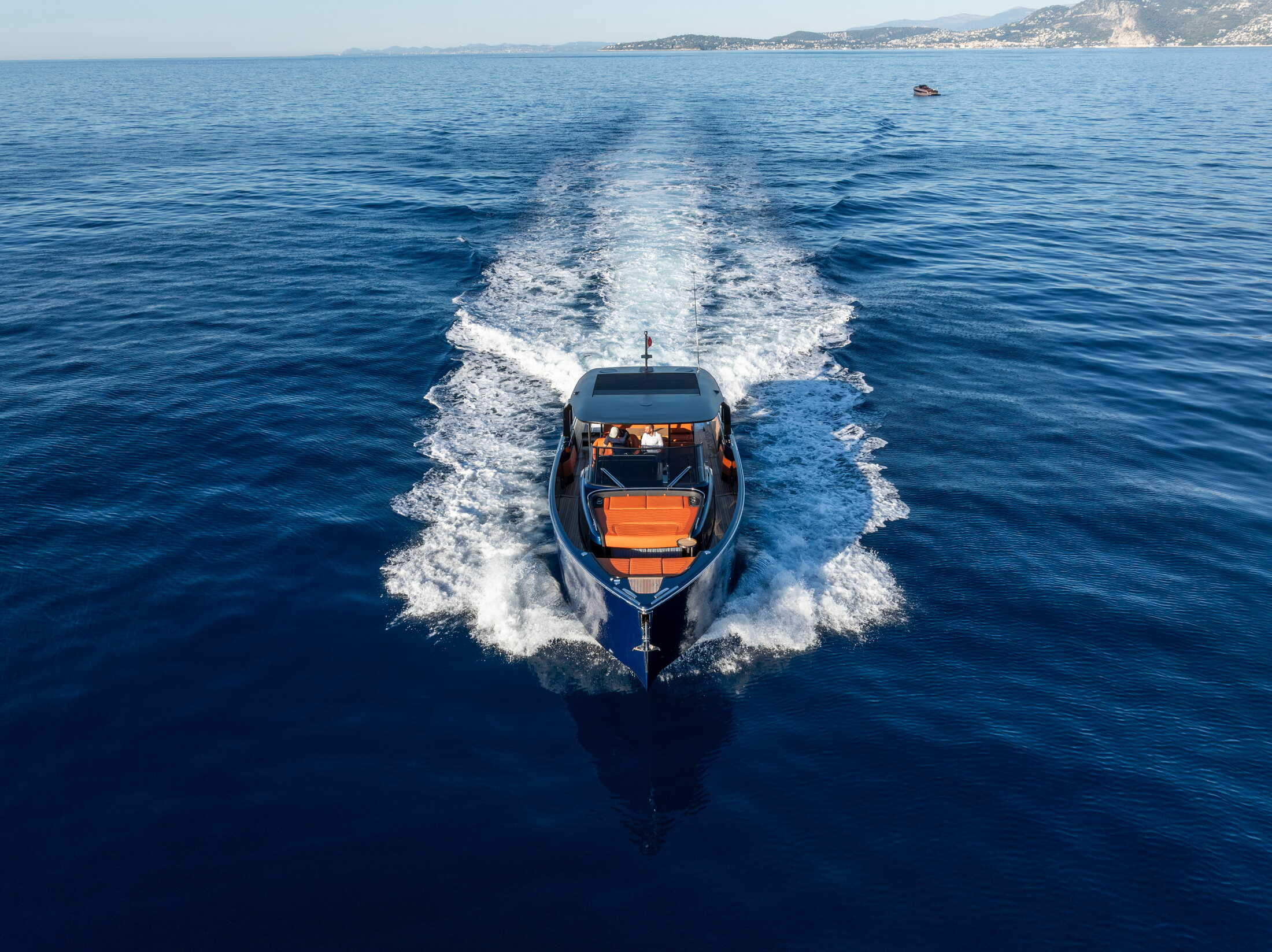 Cranchi A46 Luxury Tender, boot varend op zee met golven