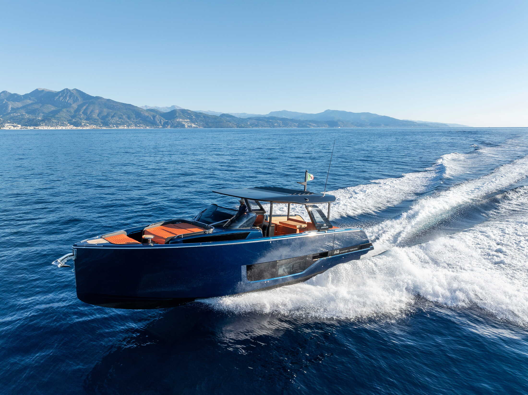 Cranchi A46 Luxury Tender, boot varend op zee
