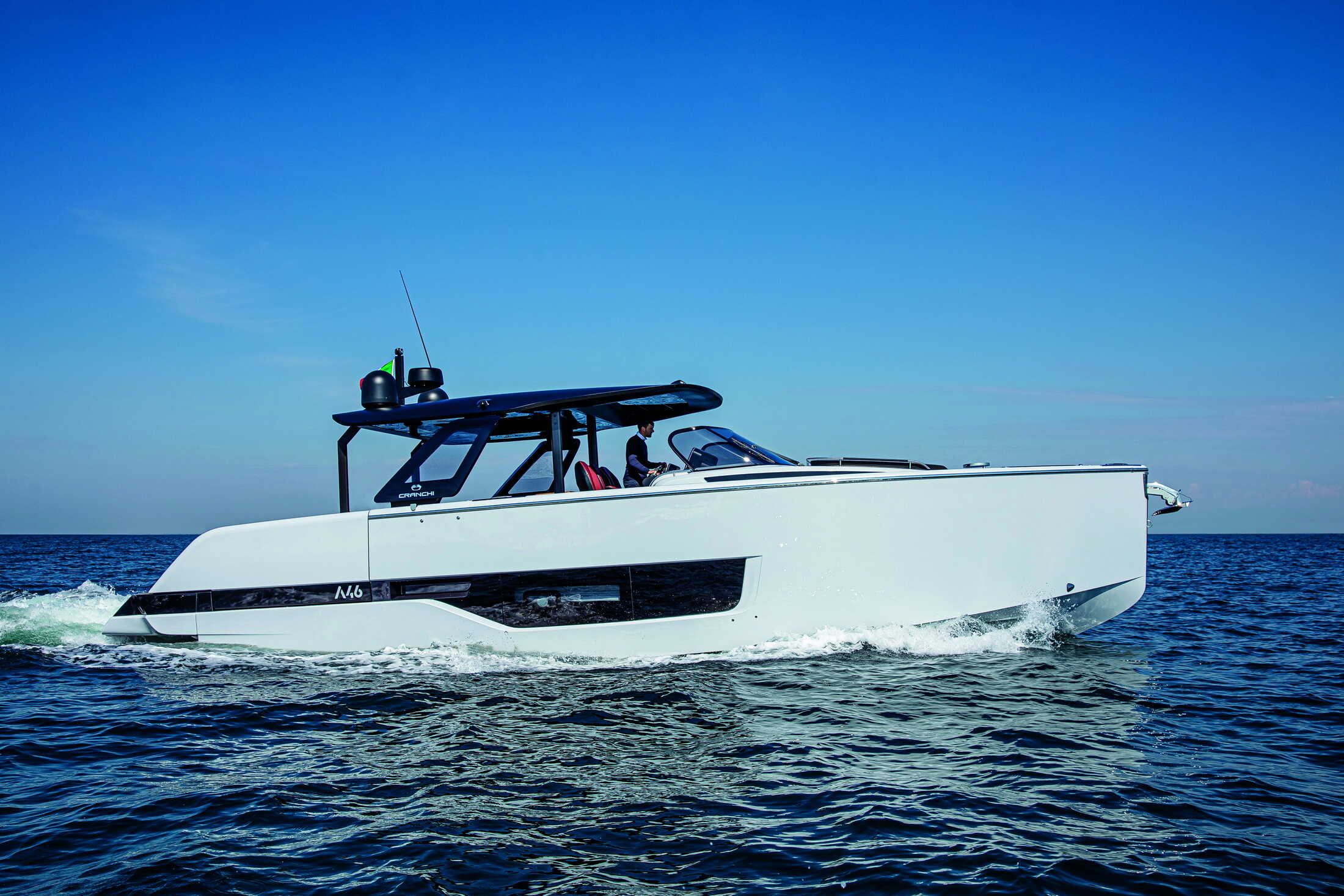 Cranchi A46 Luxury Tender, boot varend op zee