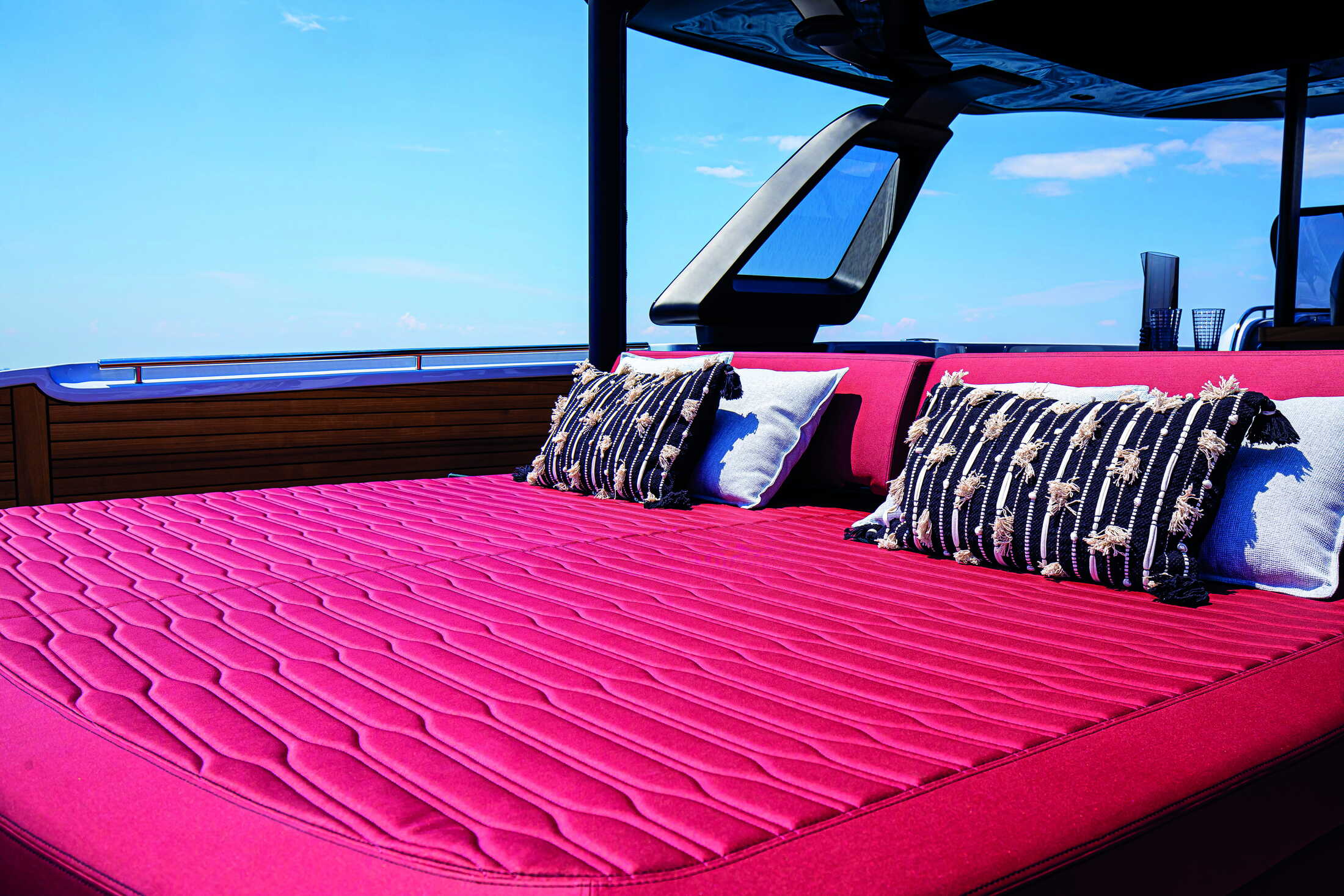 Cranchi A46 Luxury Tender, ligbed met kussens dek