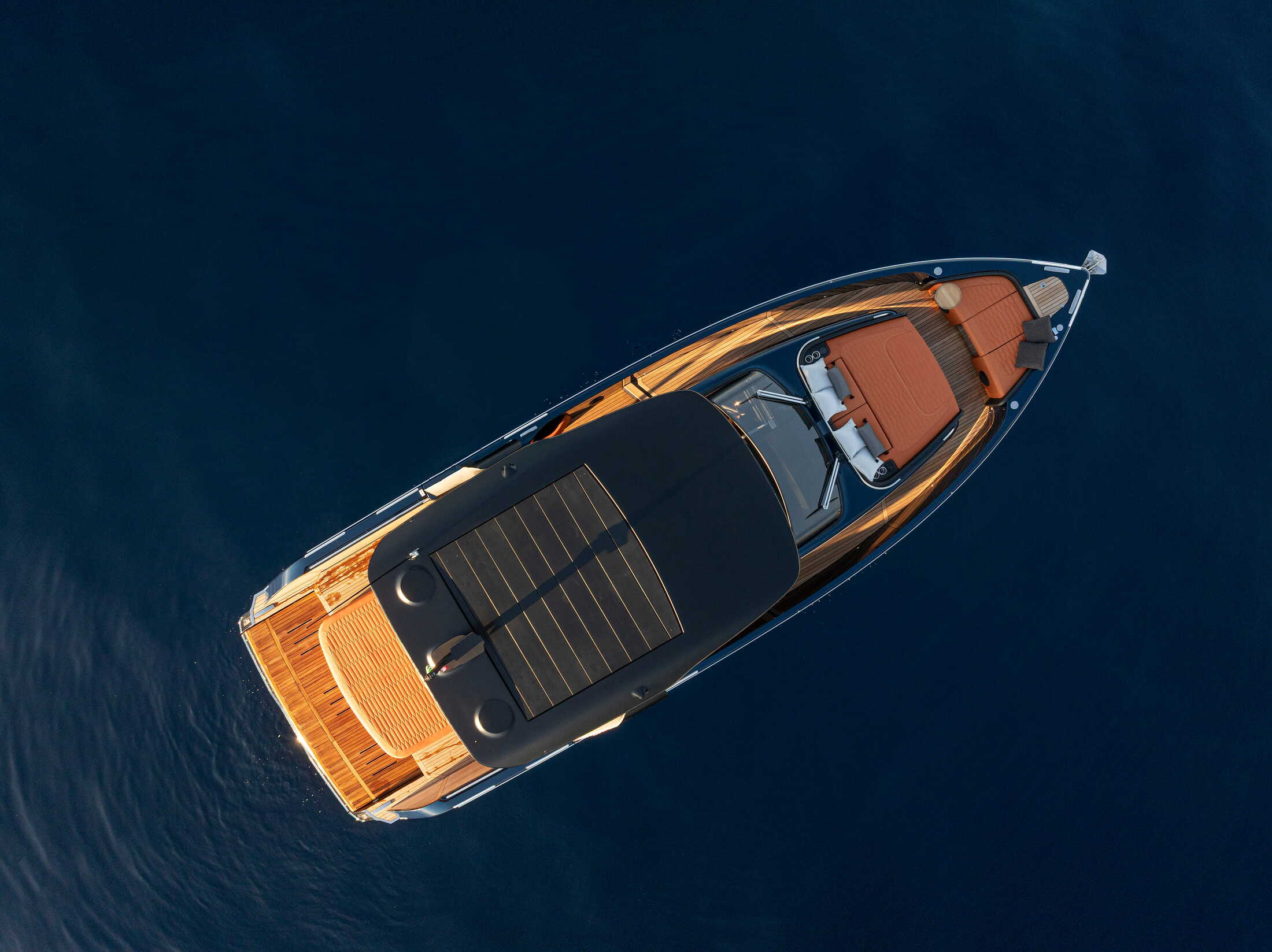 Cranchi A46 Luxury Tender, luchtfoto boot op water