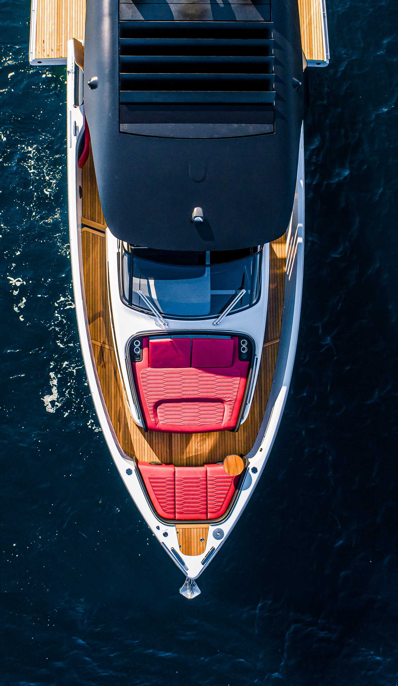 Cranchi A46 Luxury Tender, luchtfoto boot voorschip met loungebank