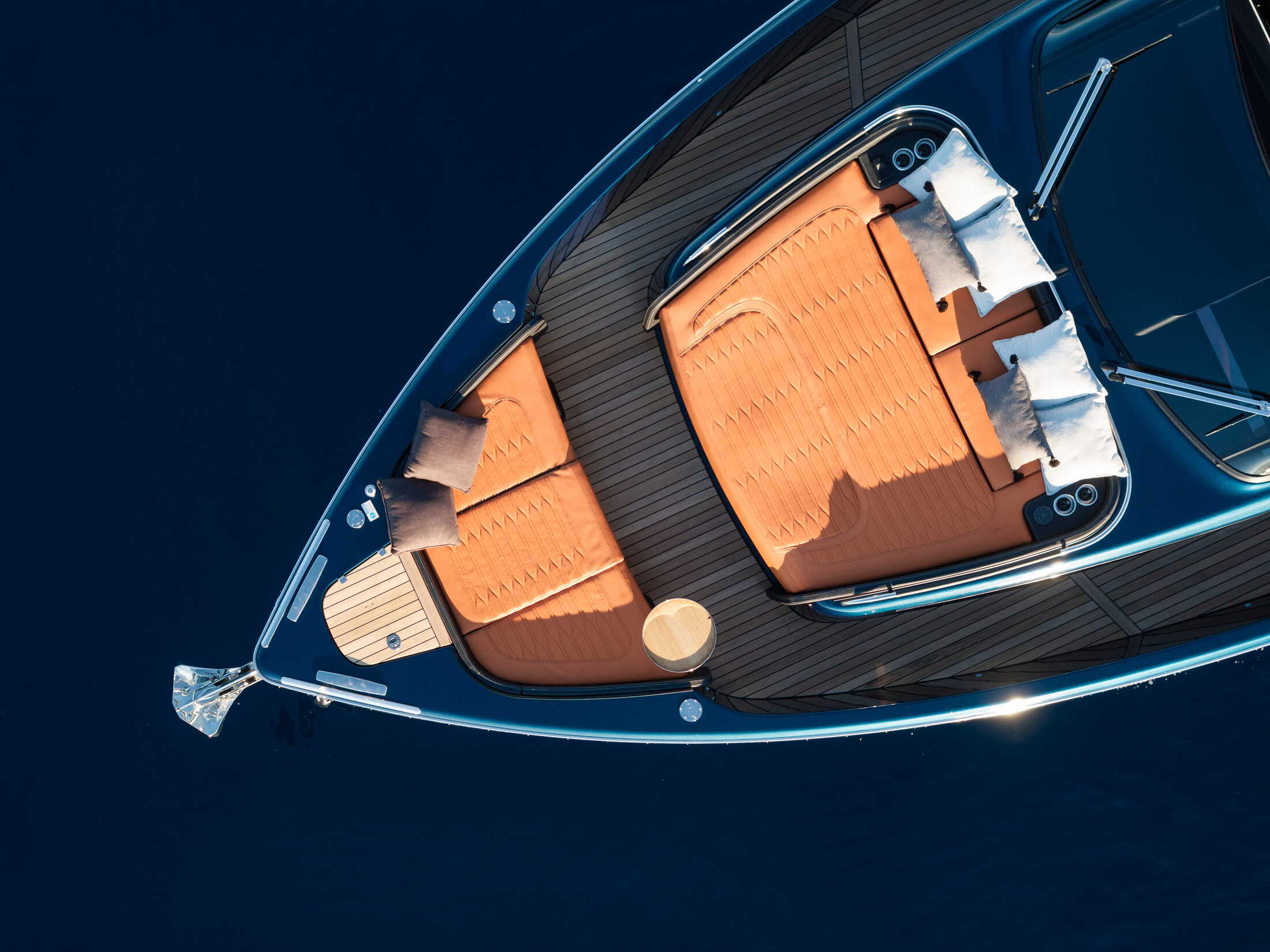 Cranchi A46 Luxury Tender, luchtfoto voordek met kussens