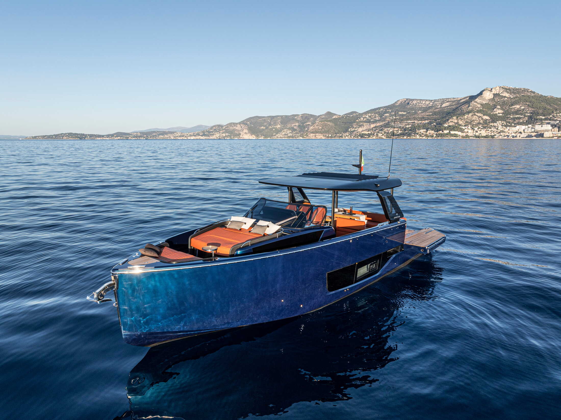 Cranchi A46 Luxury Tender, motorboot op zee met bergen