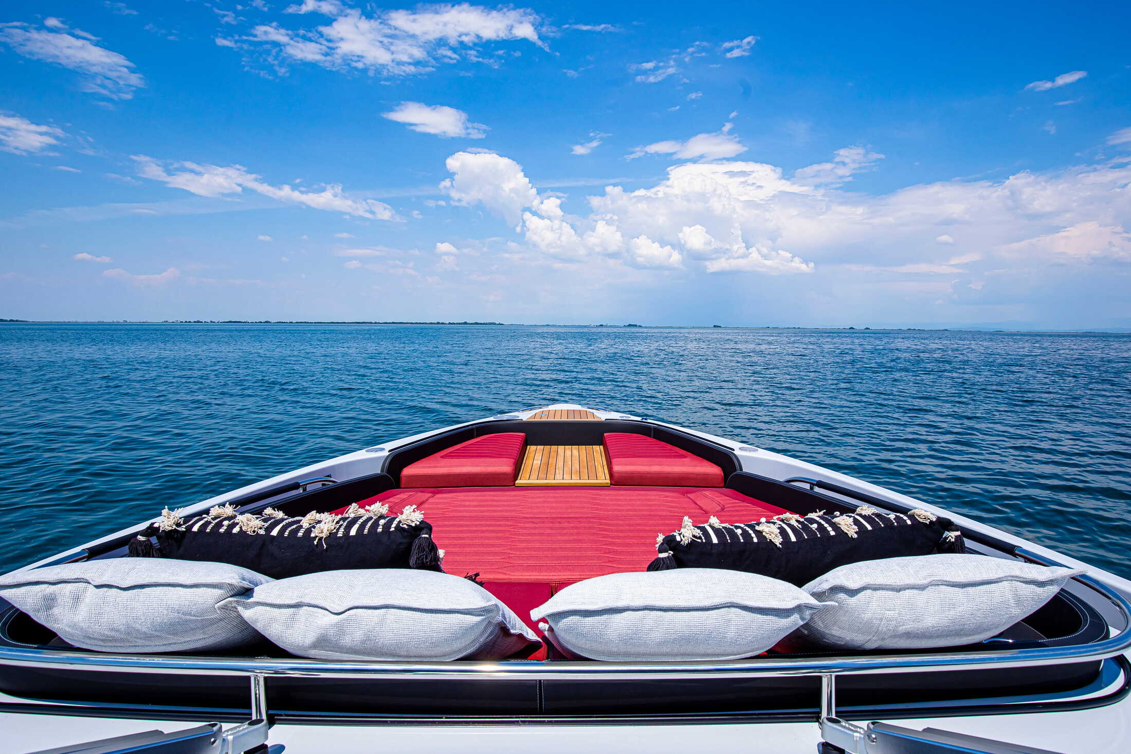 Cranchi A46 Luxury Tender, voordek met kussens en zee uitzicht