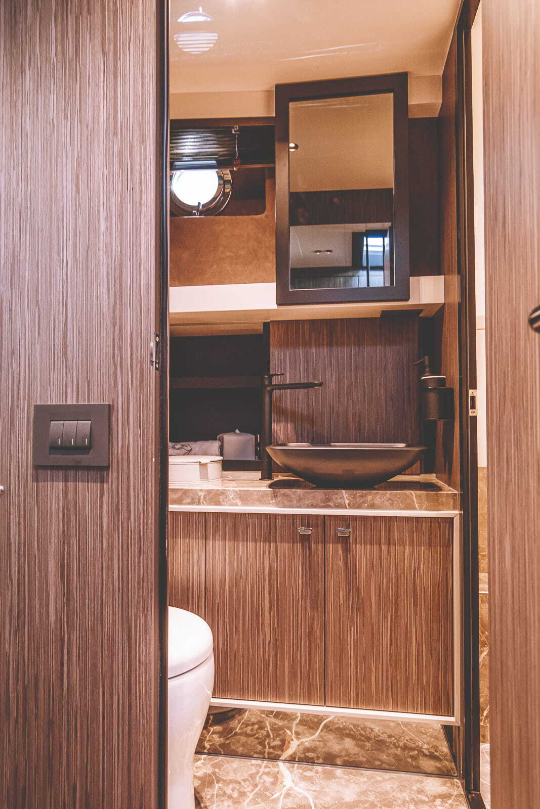 Cranchi A46 Luxury Tender, badkamer met wastafel en toilet