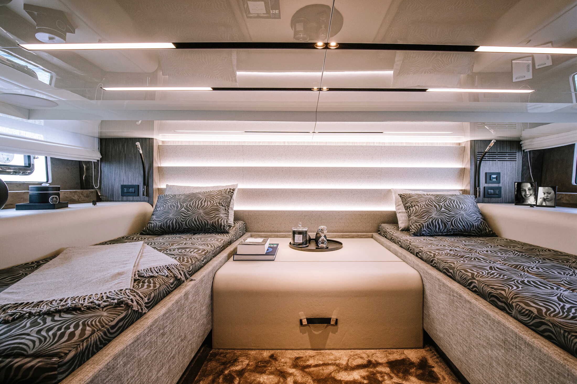 Cranchi A46 Luxury Tender, slaapkajuit met bedden en kussens