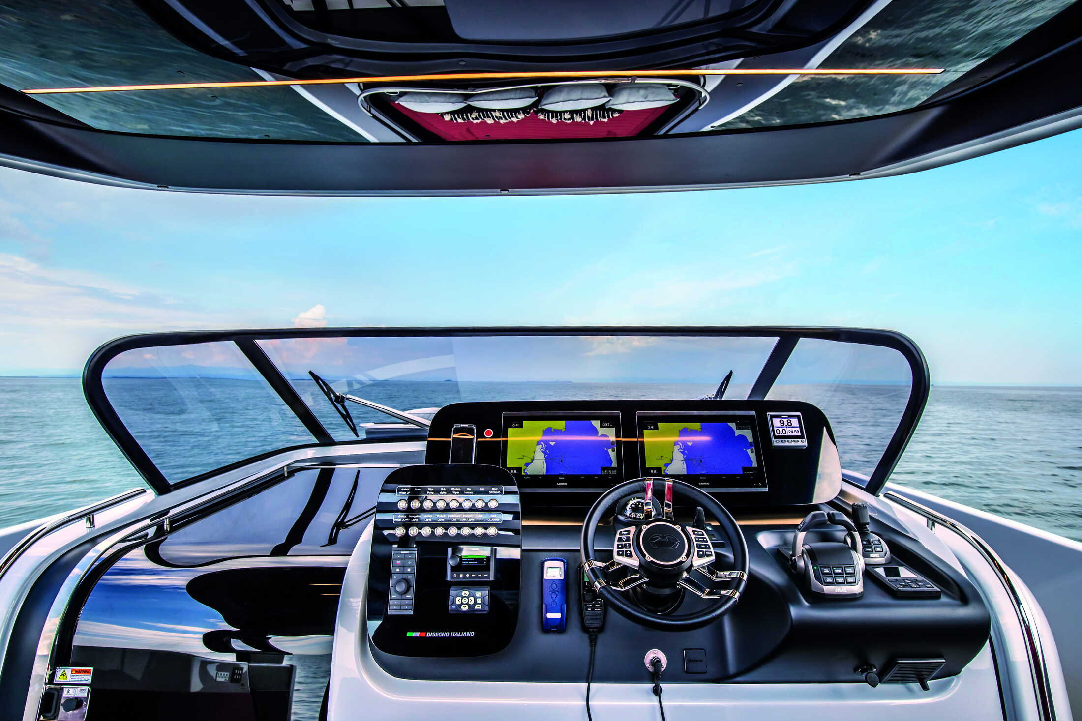 Cranchi A46 Luxury Tender, stuurstand met navigatieschermen en stuurwiel