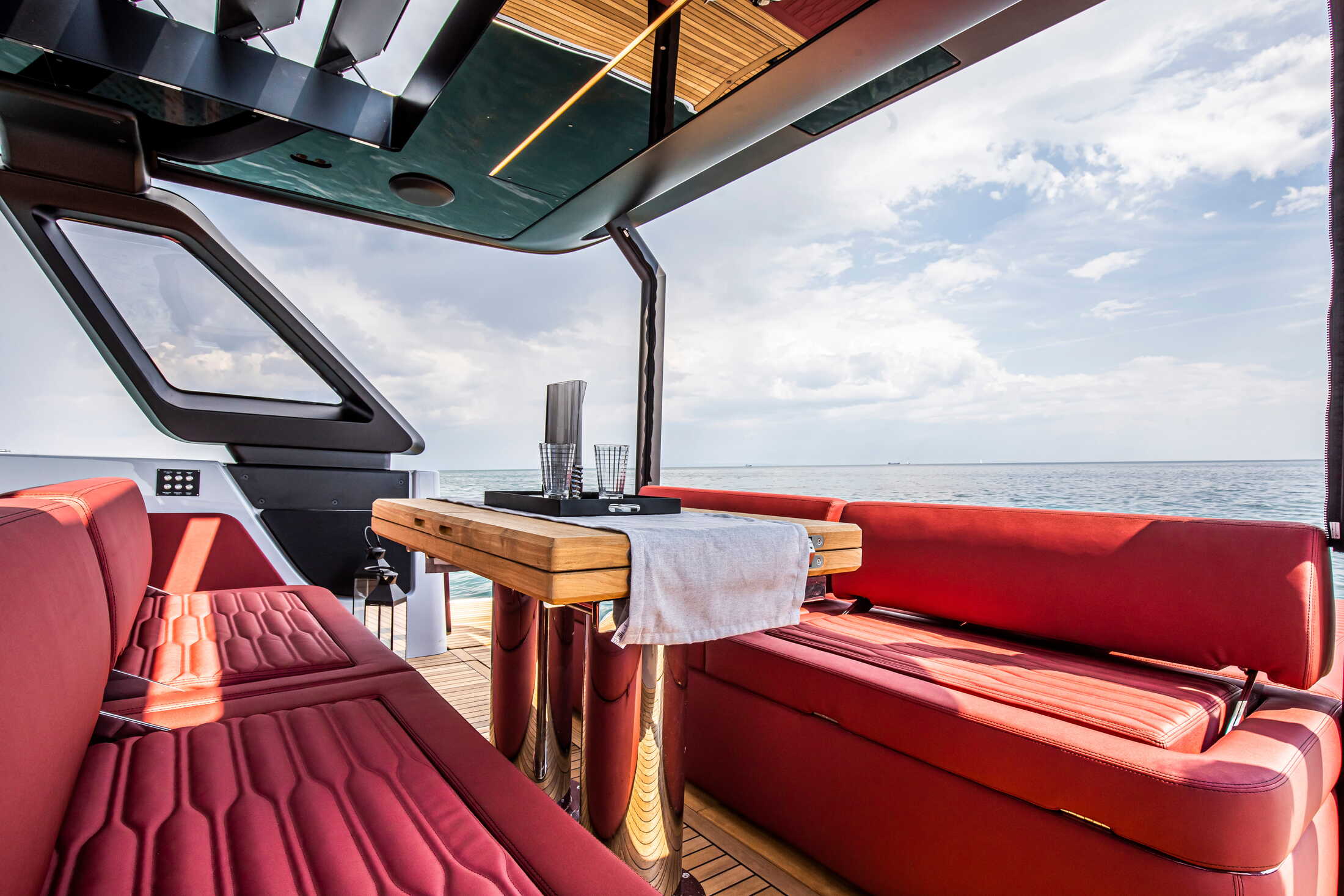 Cranchi A46 Luxury Tender, zitbank met tafel aan boord