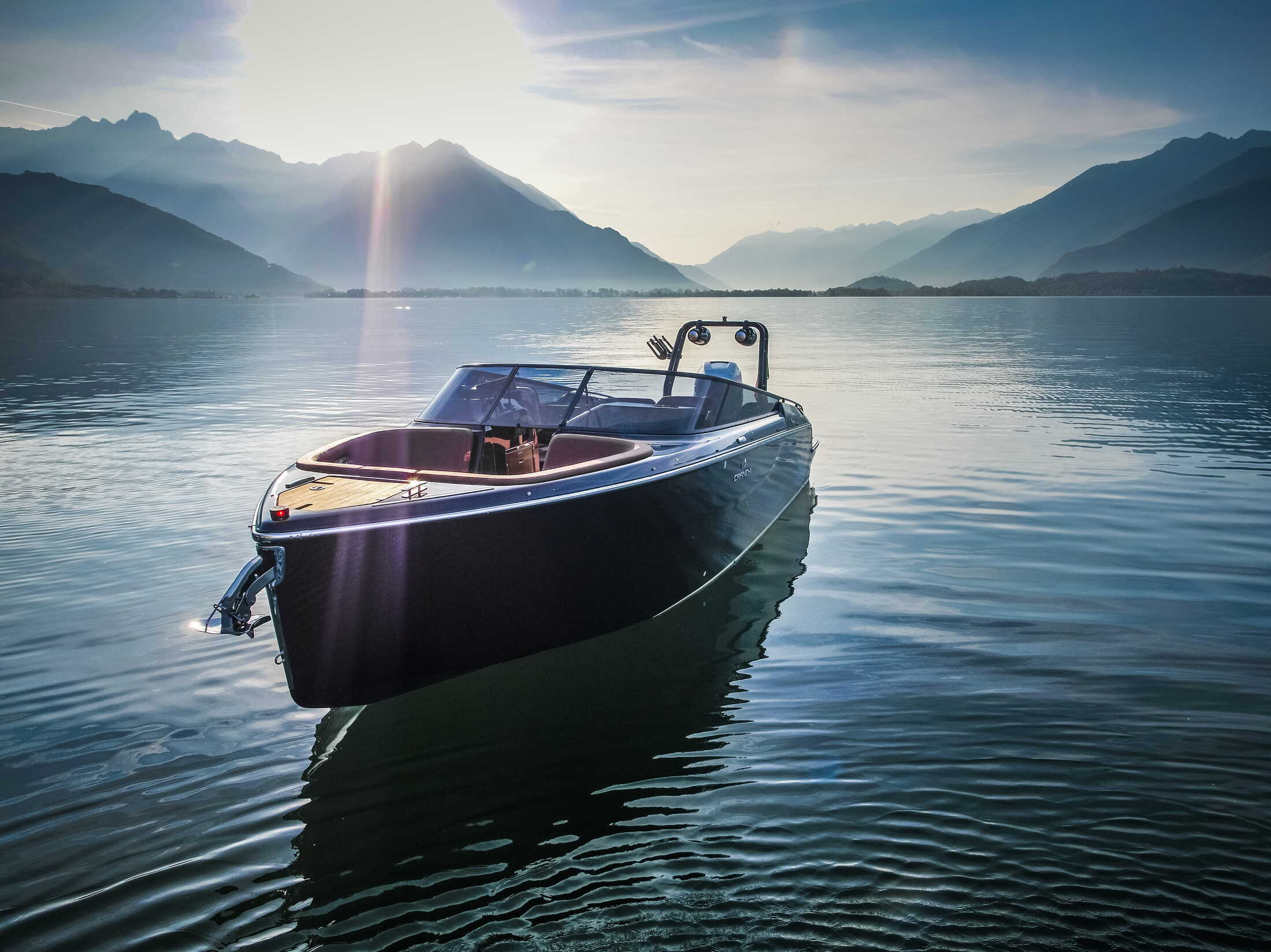 Cranchi E26 O/B, boot op meer bij bergen
