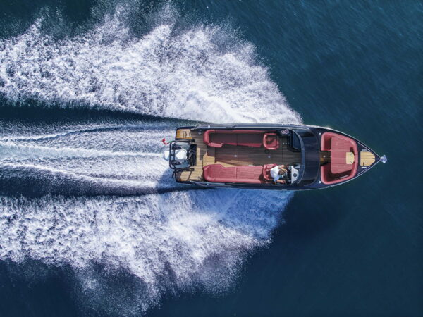 Cranchi E26 O/B, boot varend op water met schuim