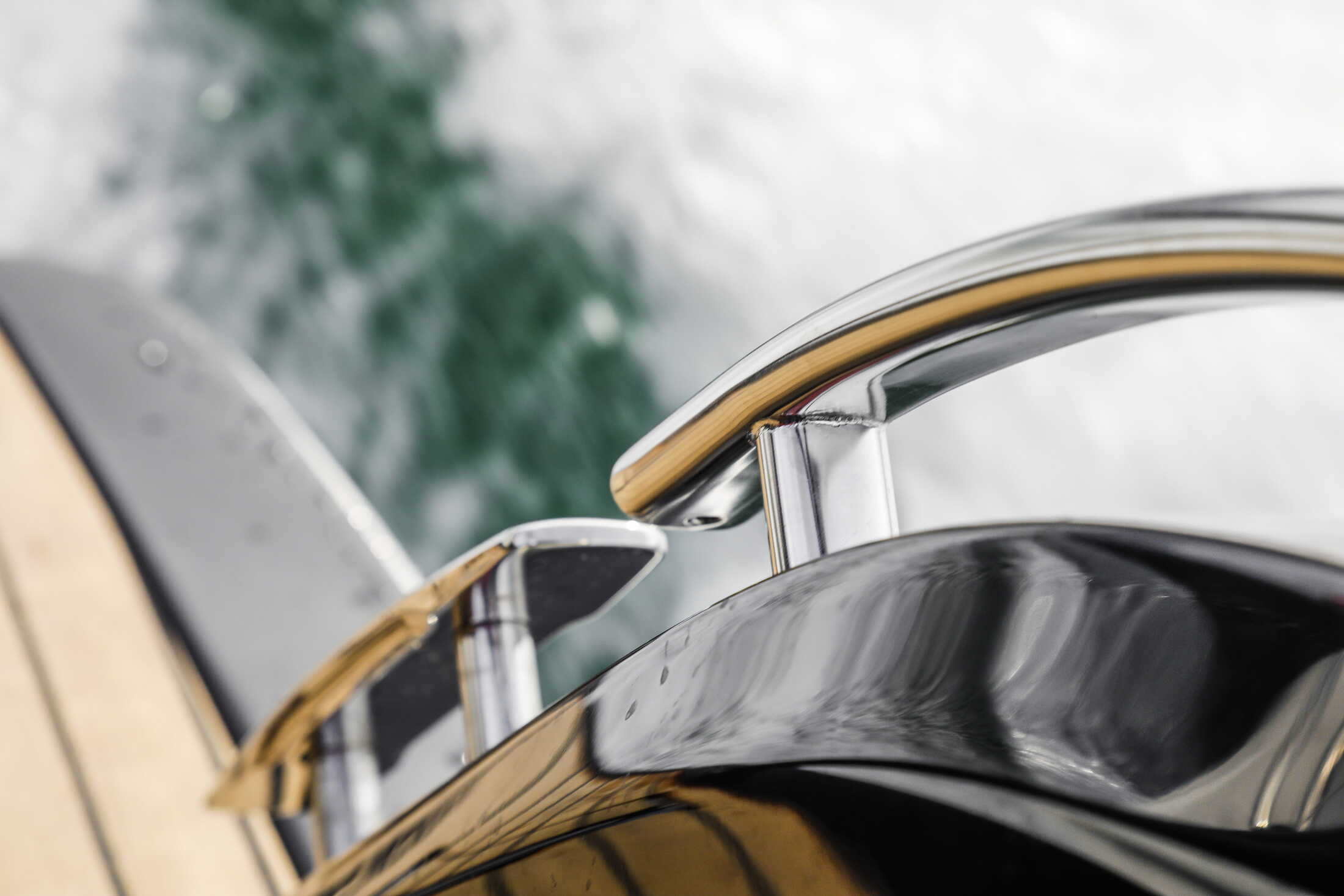 Cranchi E26 O/B, close up chroom reling detail