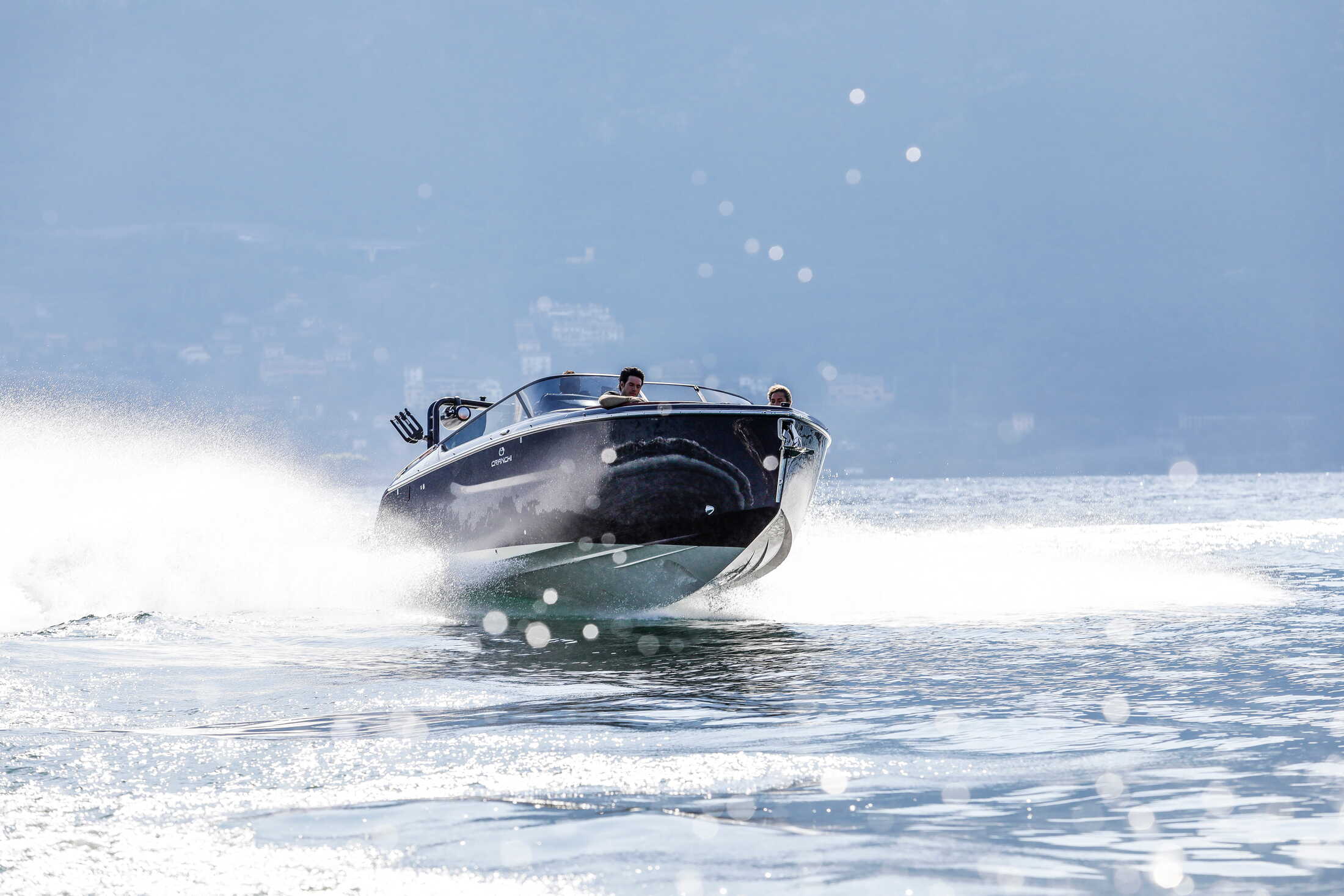 Cranchi E26 O/B, speedboot varend op water