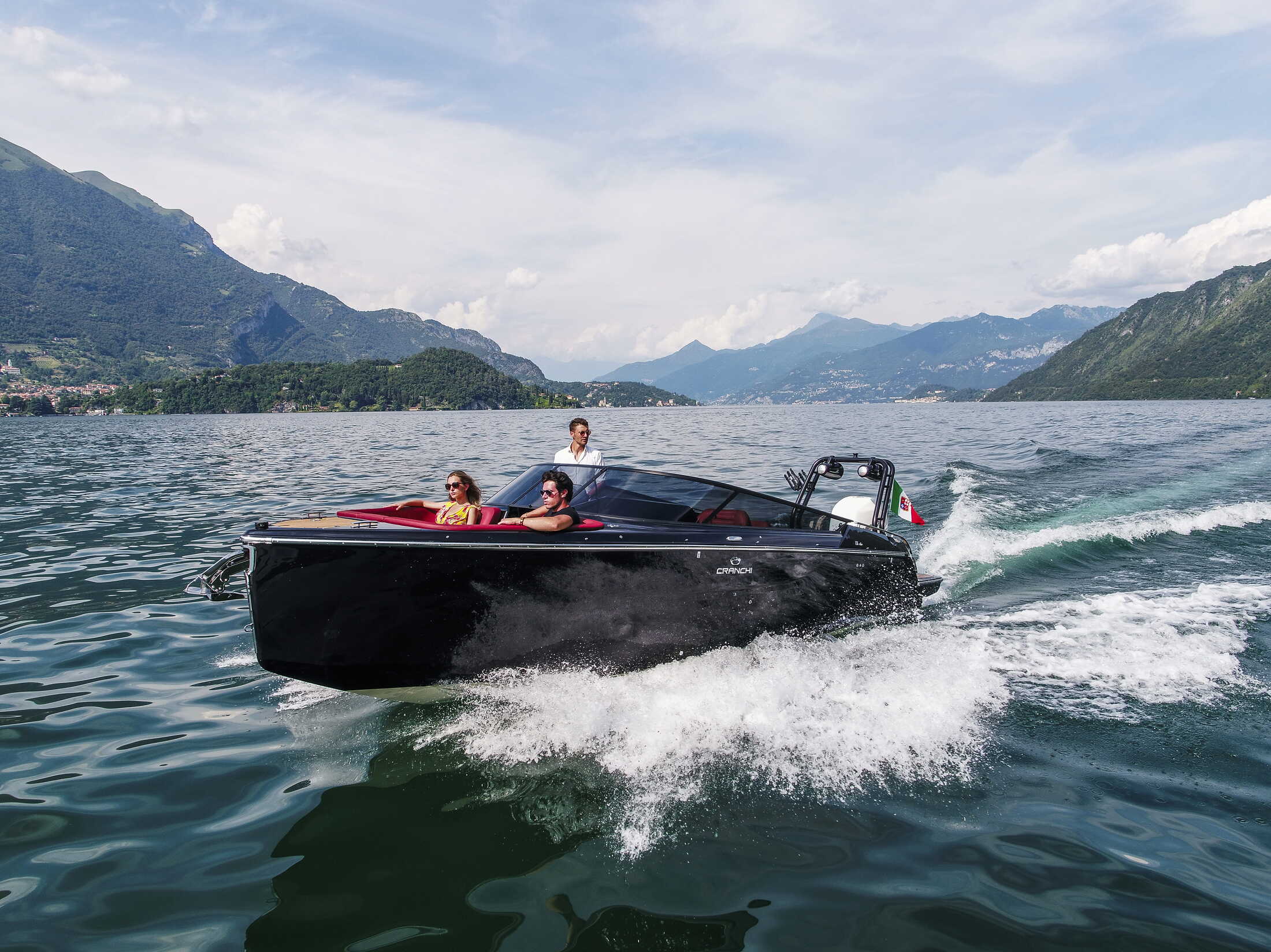 Cranchi E26 O/B, zwarte speedboot vaart op meer