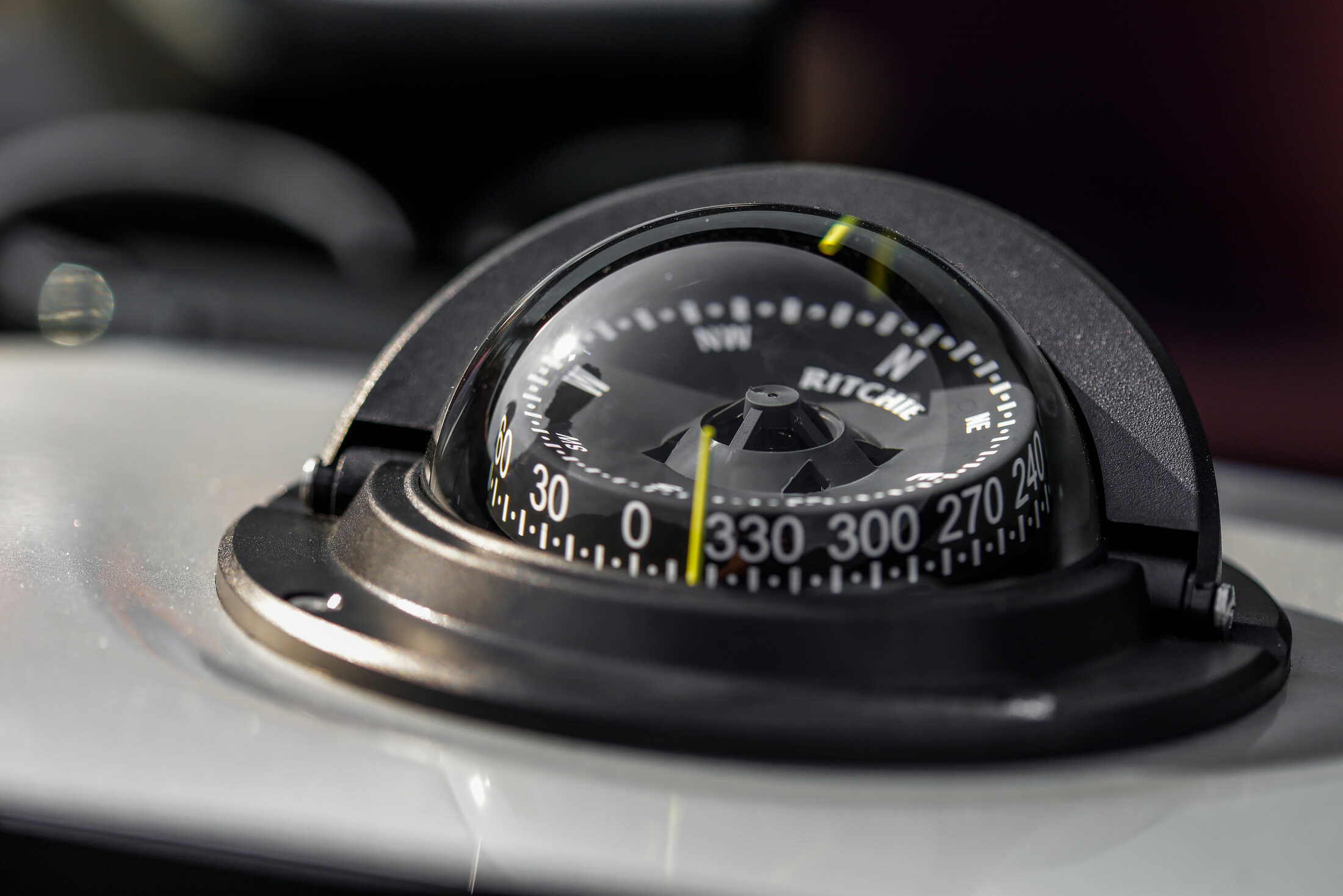 Cranchi E26 O/B, close-up van kompas dashboard