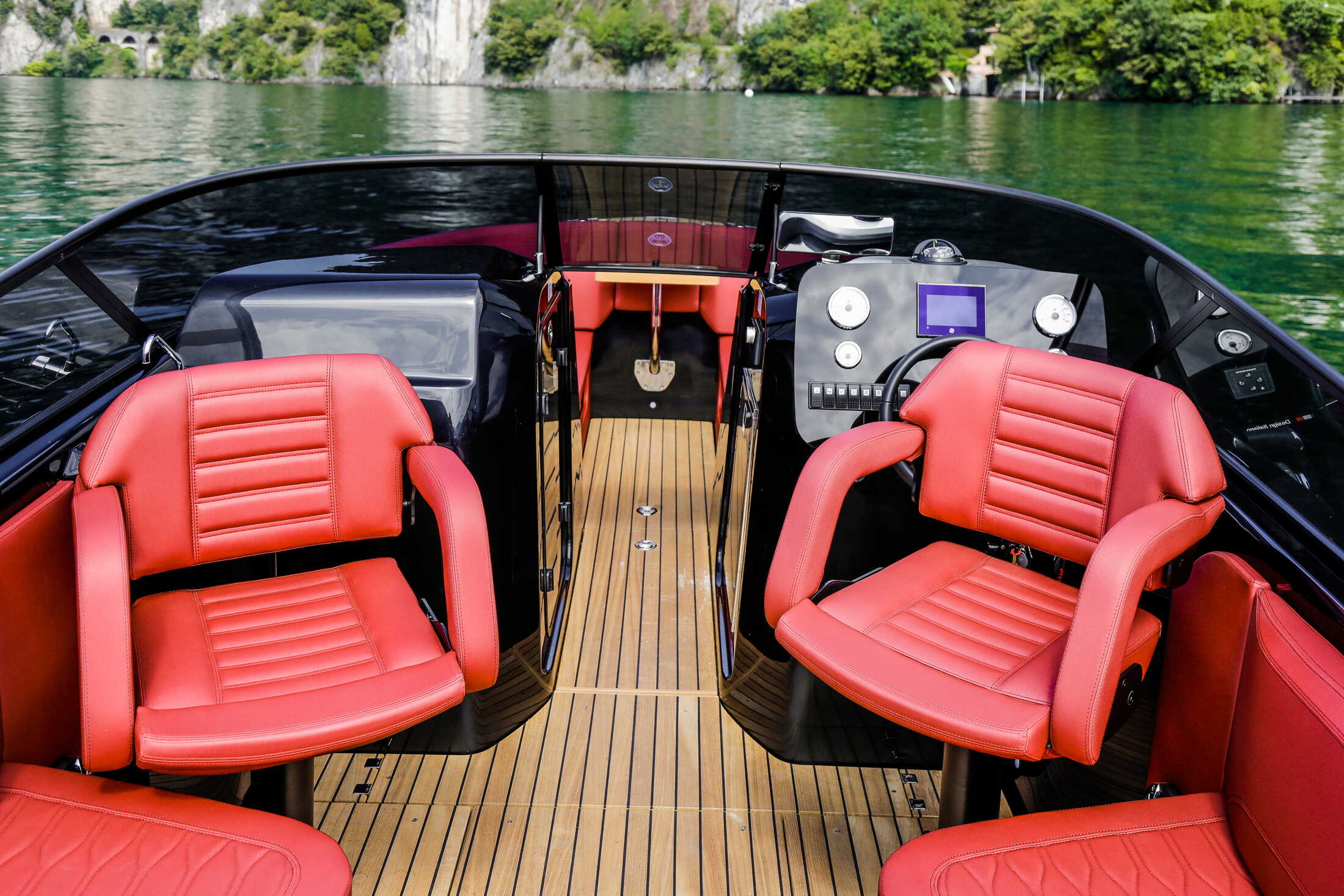 Cranchi E26 O/B, cockpit met rode stoelen