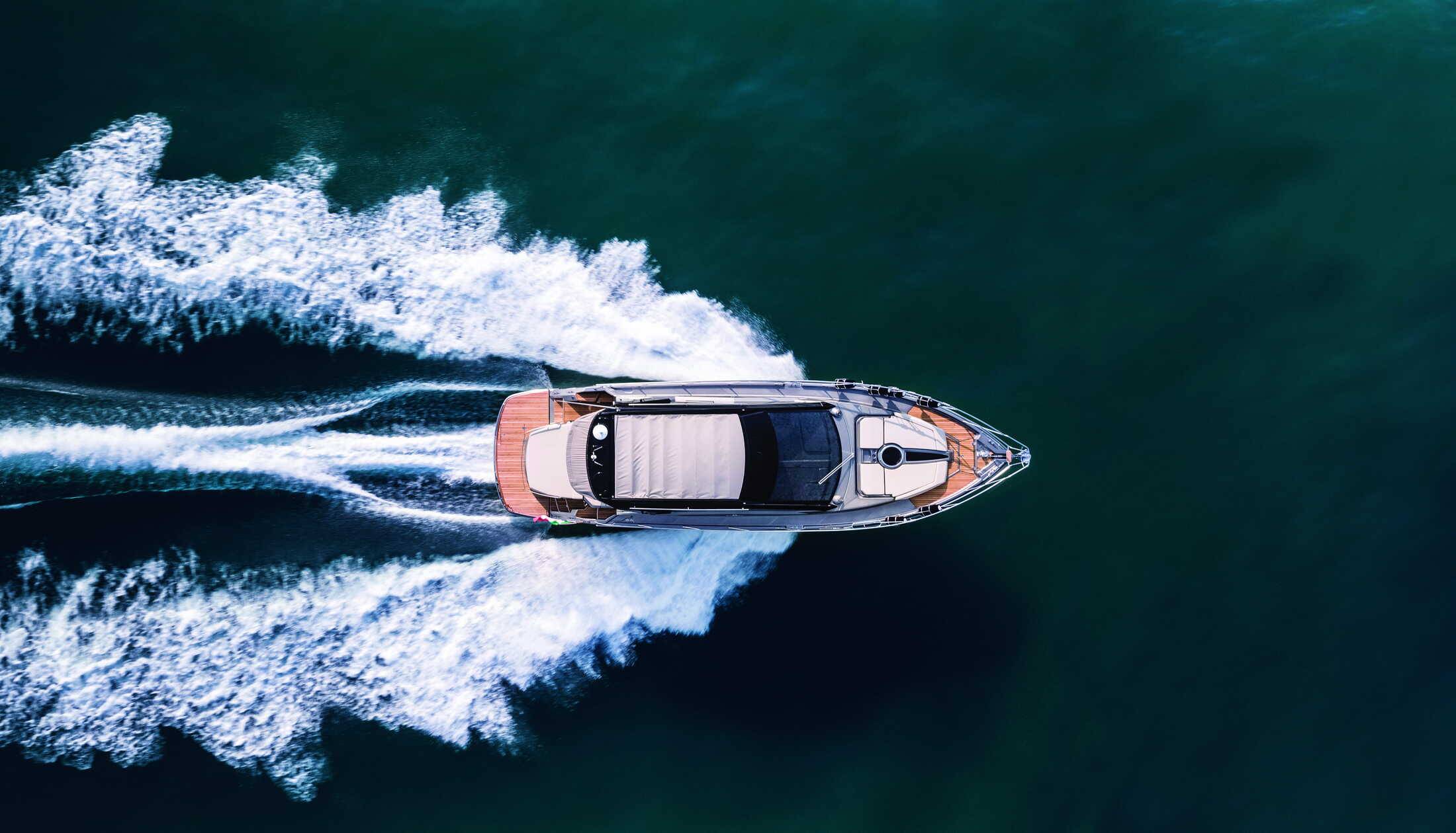 Cranchi M44 HT, boot varend met golven vanuit vogelperspectief