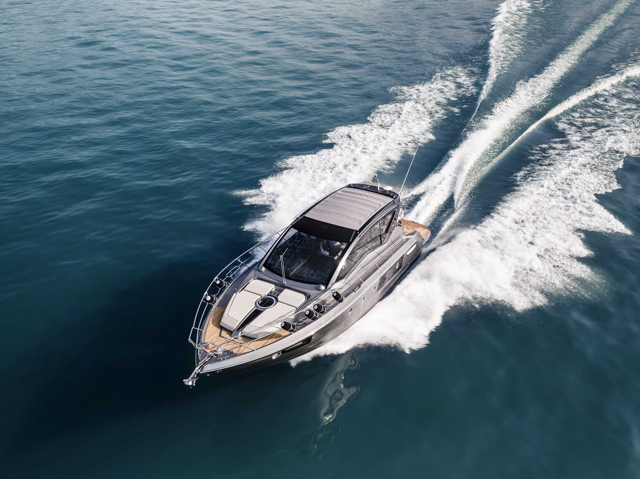 Cranchi M44 HT, boot varend op zee
