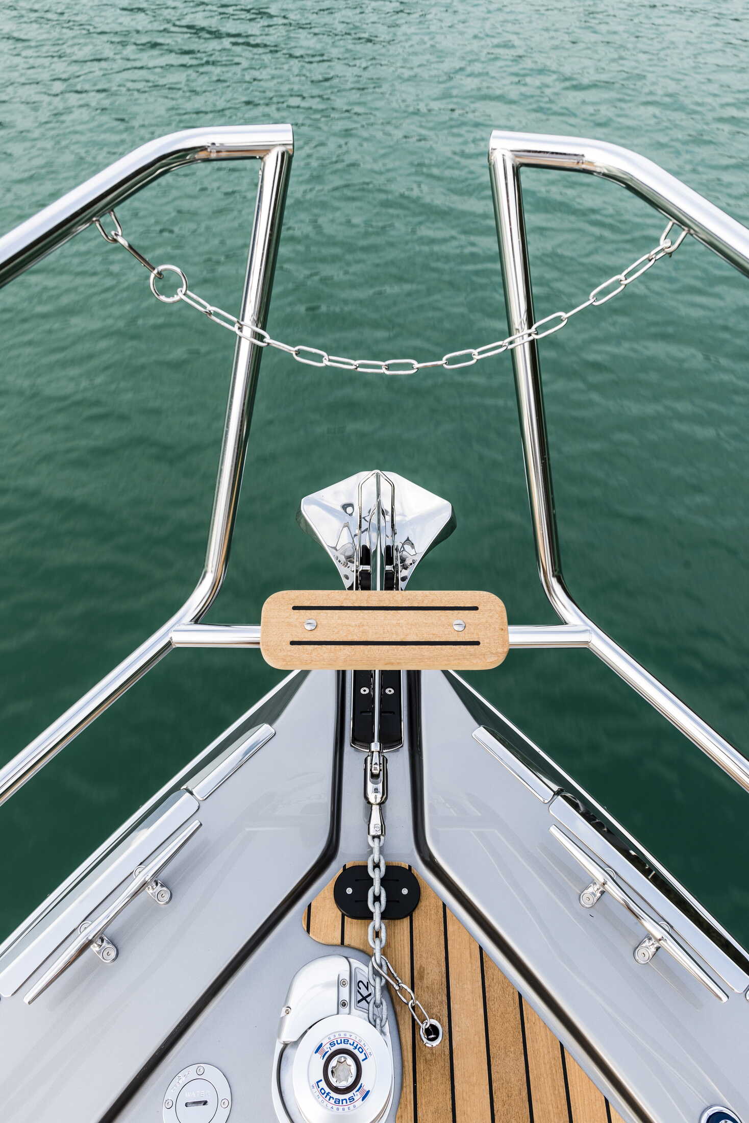 Cranchi M44 HT, voordek met ankerlier en reling