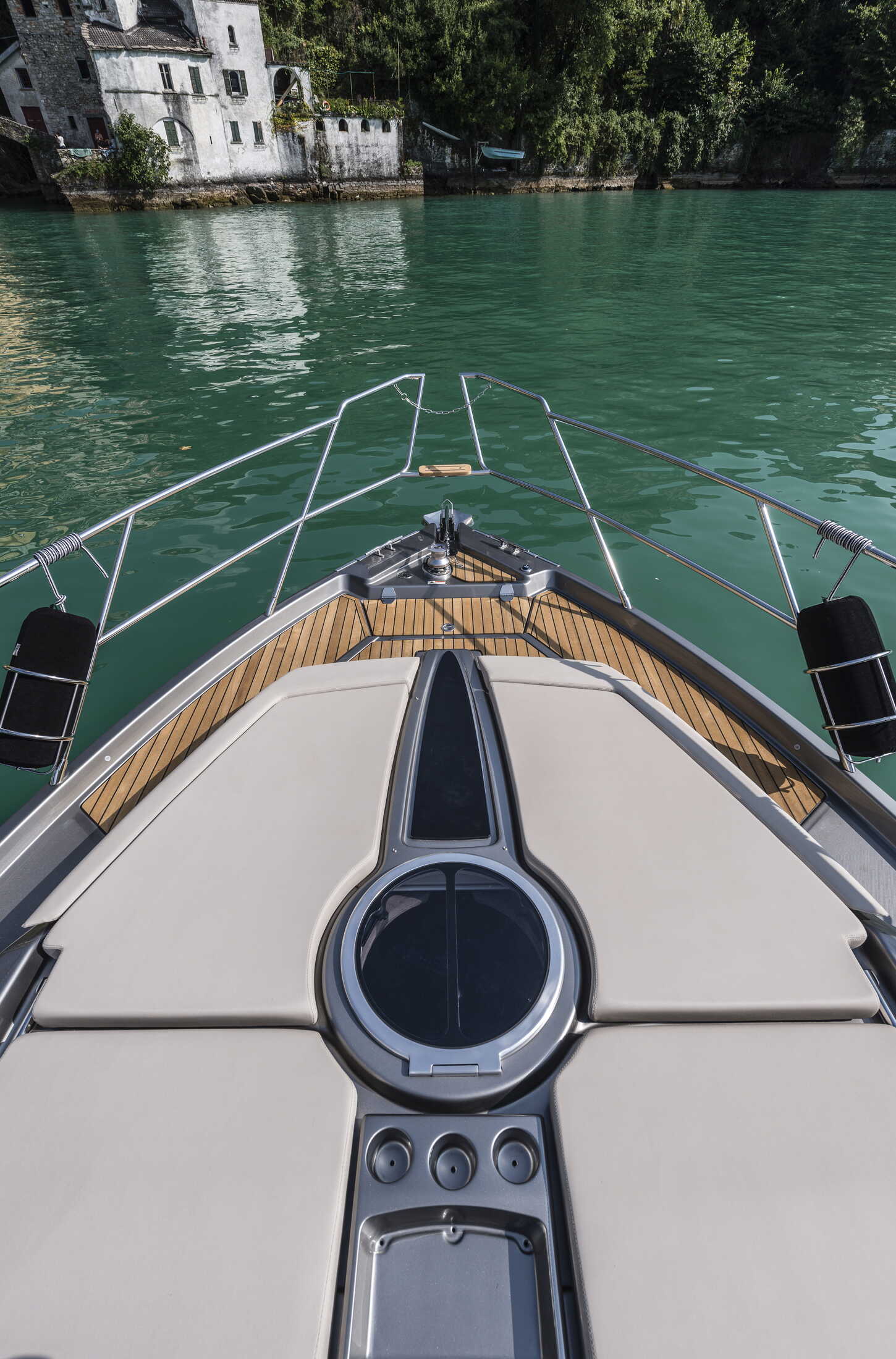 Cranchi M44 HT, voordek van boot met meer