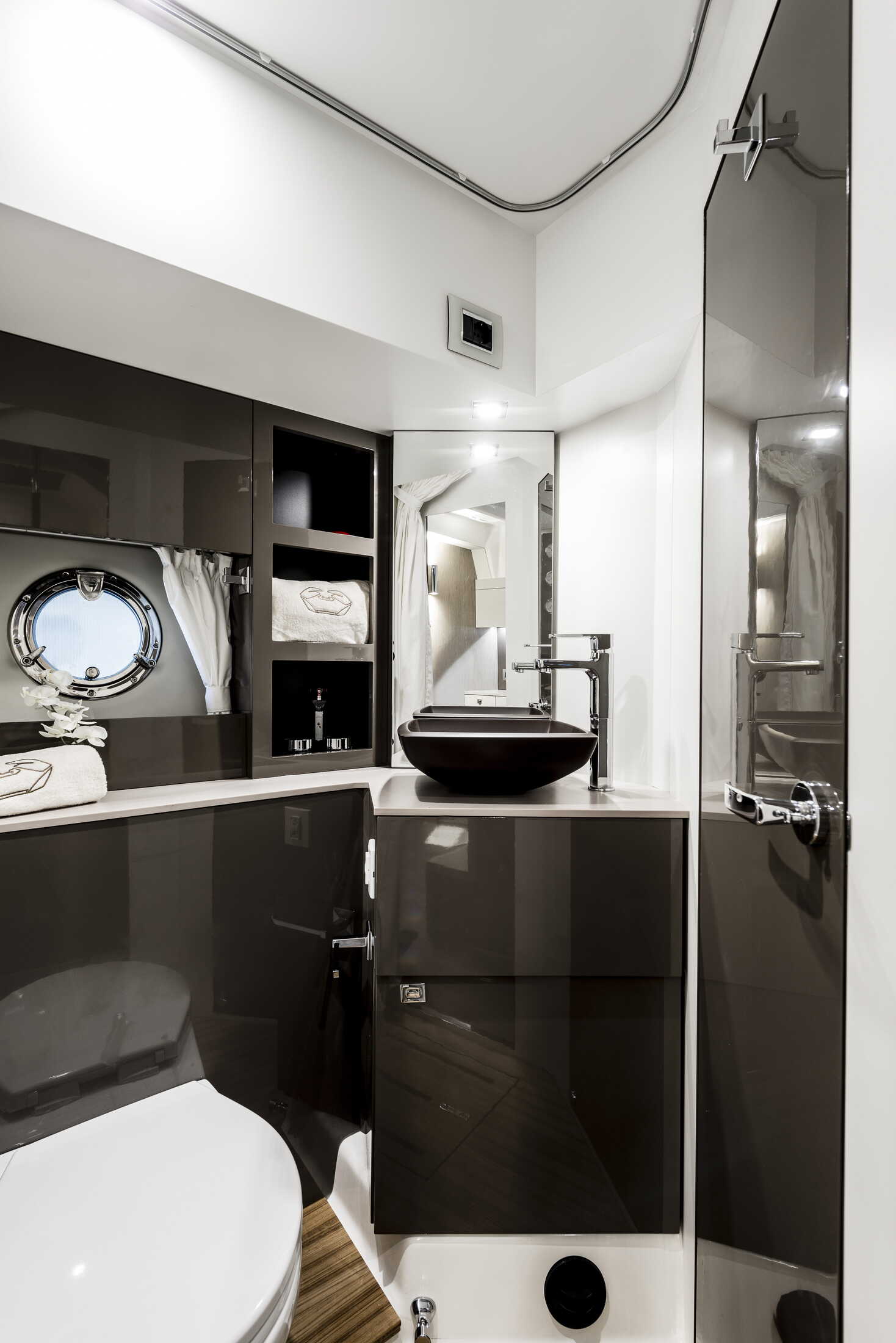 Cranchi M44 HT, badkamer met wastafel en toilet